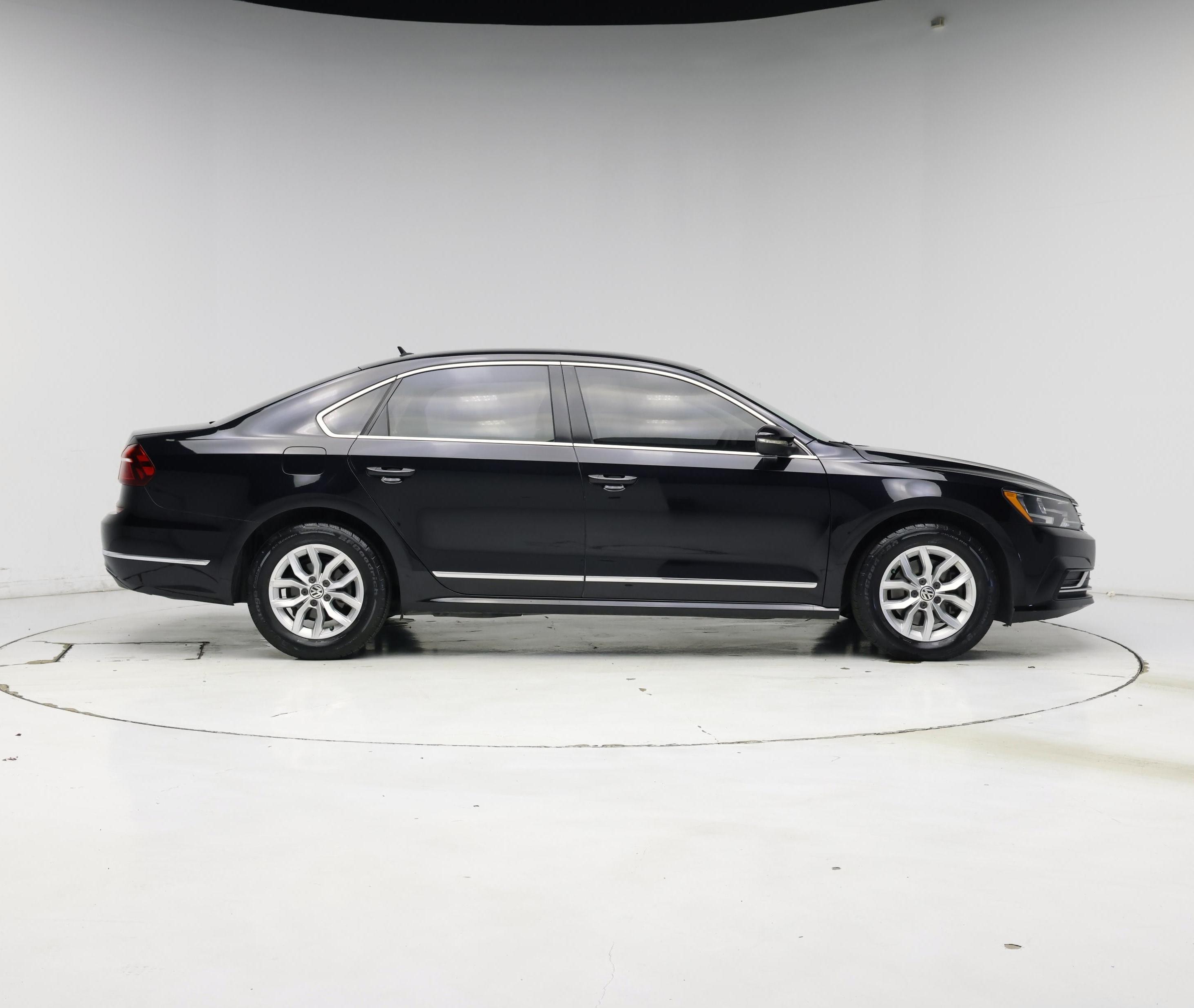 Thumbnail: 2017 Volkswagen Passat - 7