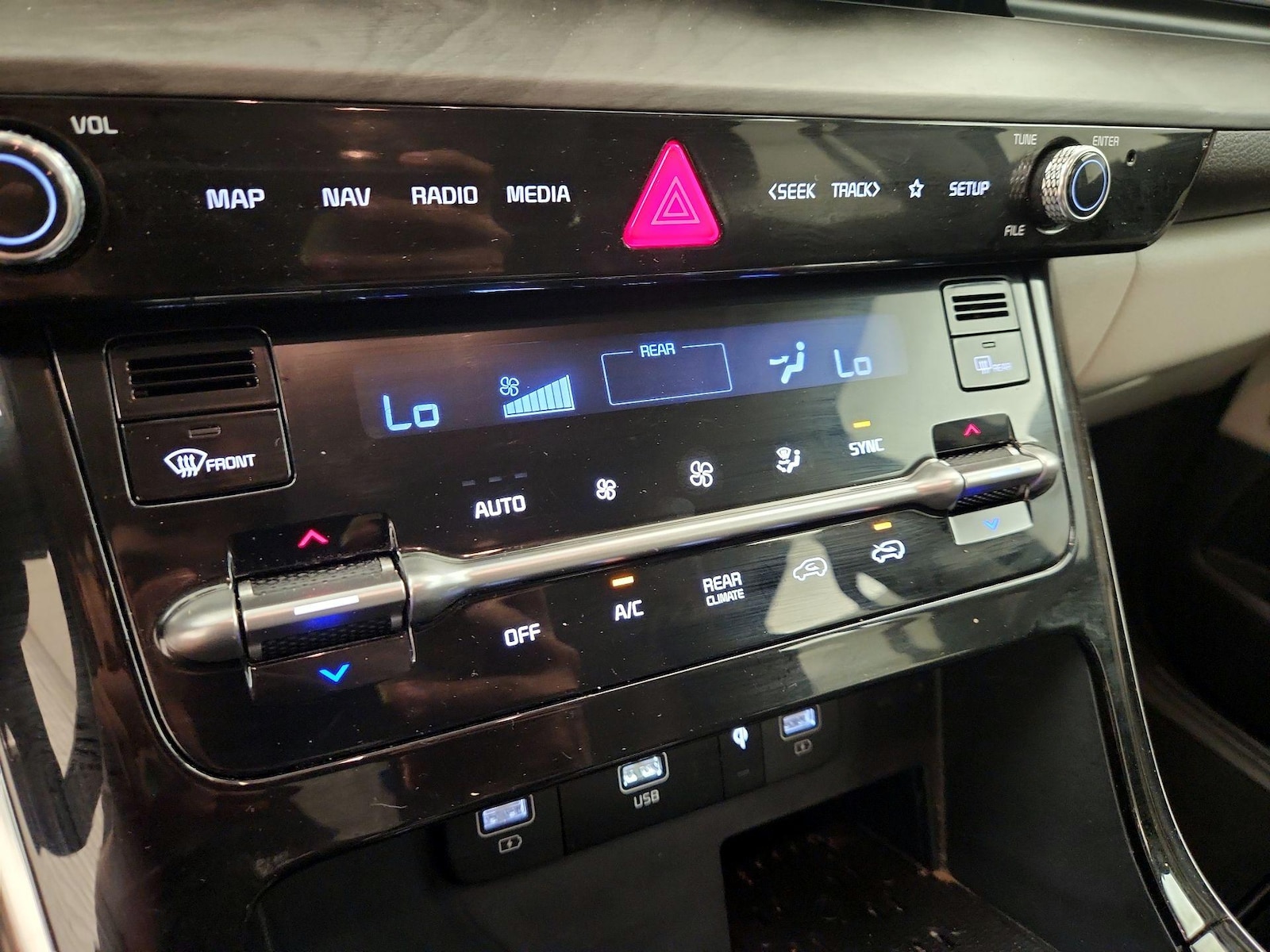 2024 Kia Carnival EX - Photo 17