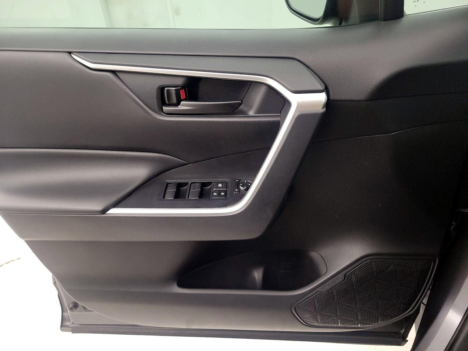 2019 Toyota RAV4 LE - Photo 13