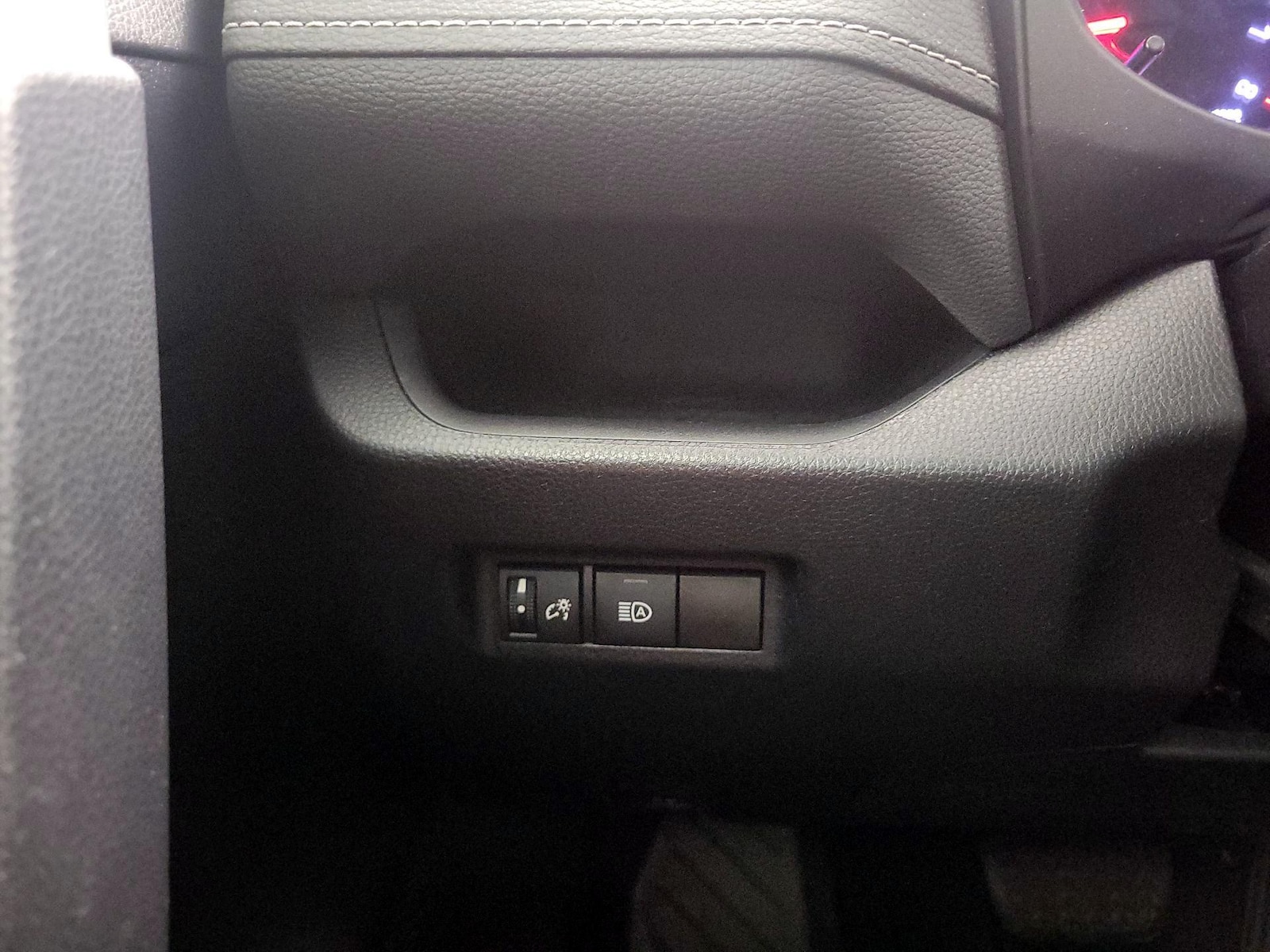 2019 Toyota RAV4 LE - Photo 14