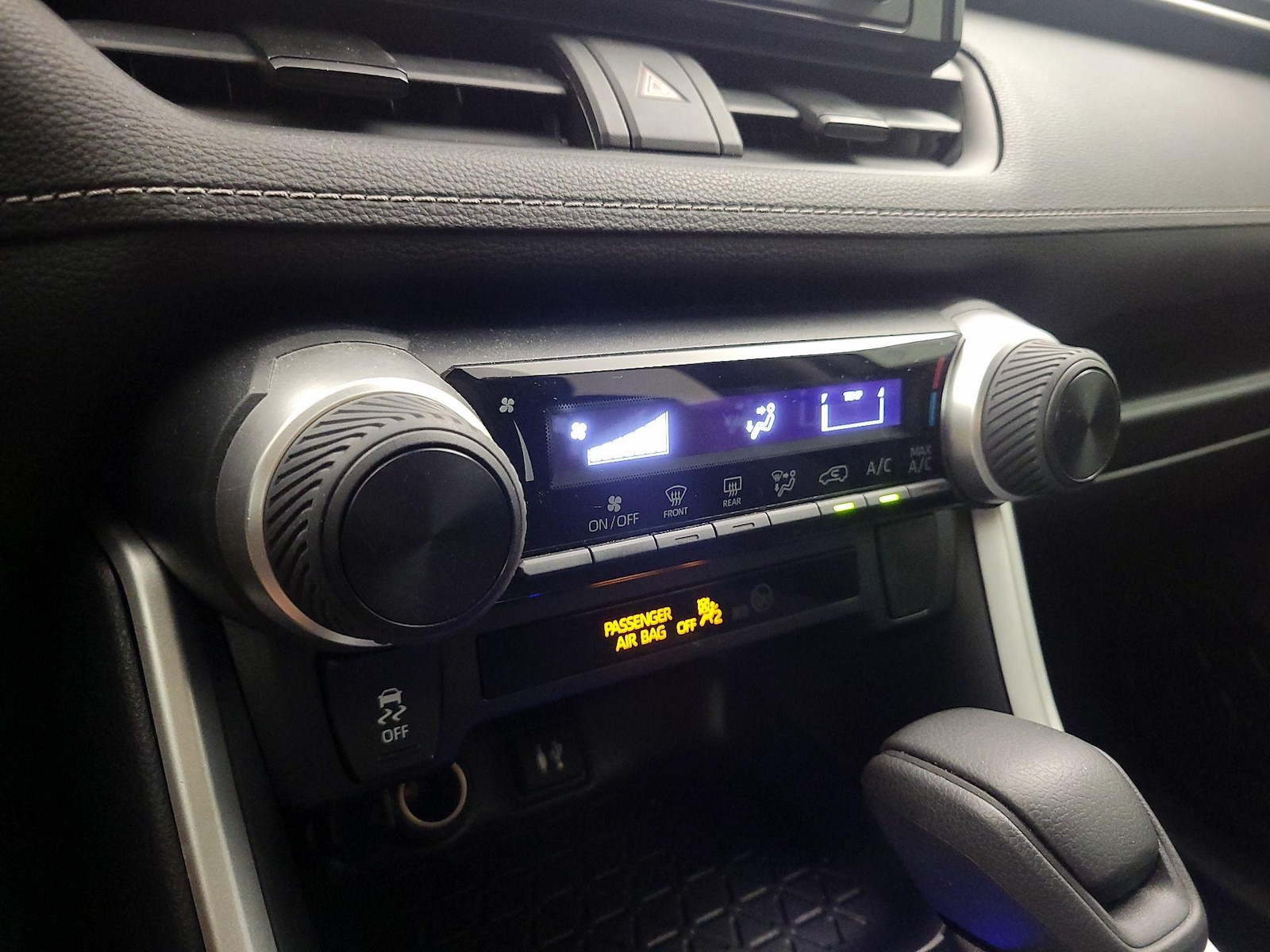 2019 Toyota RAV4 LE - Photo 17