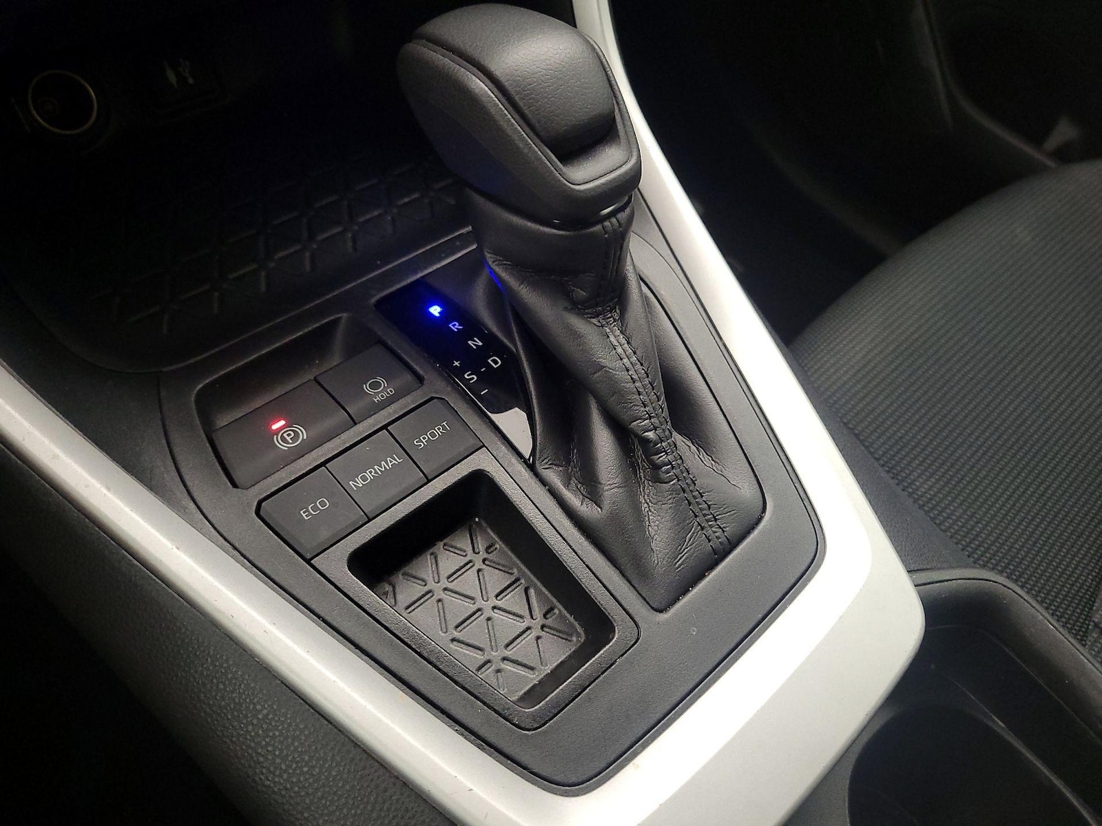 2019 Toyota RAV4 LE - Photo 18