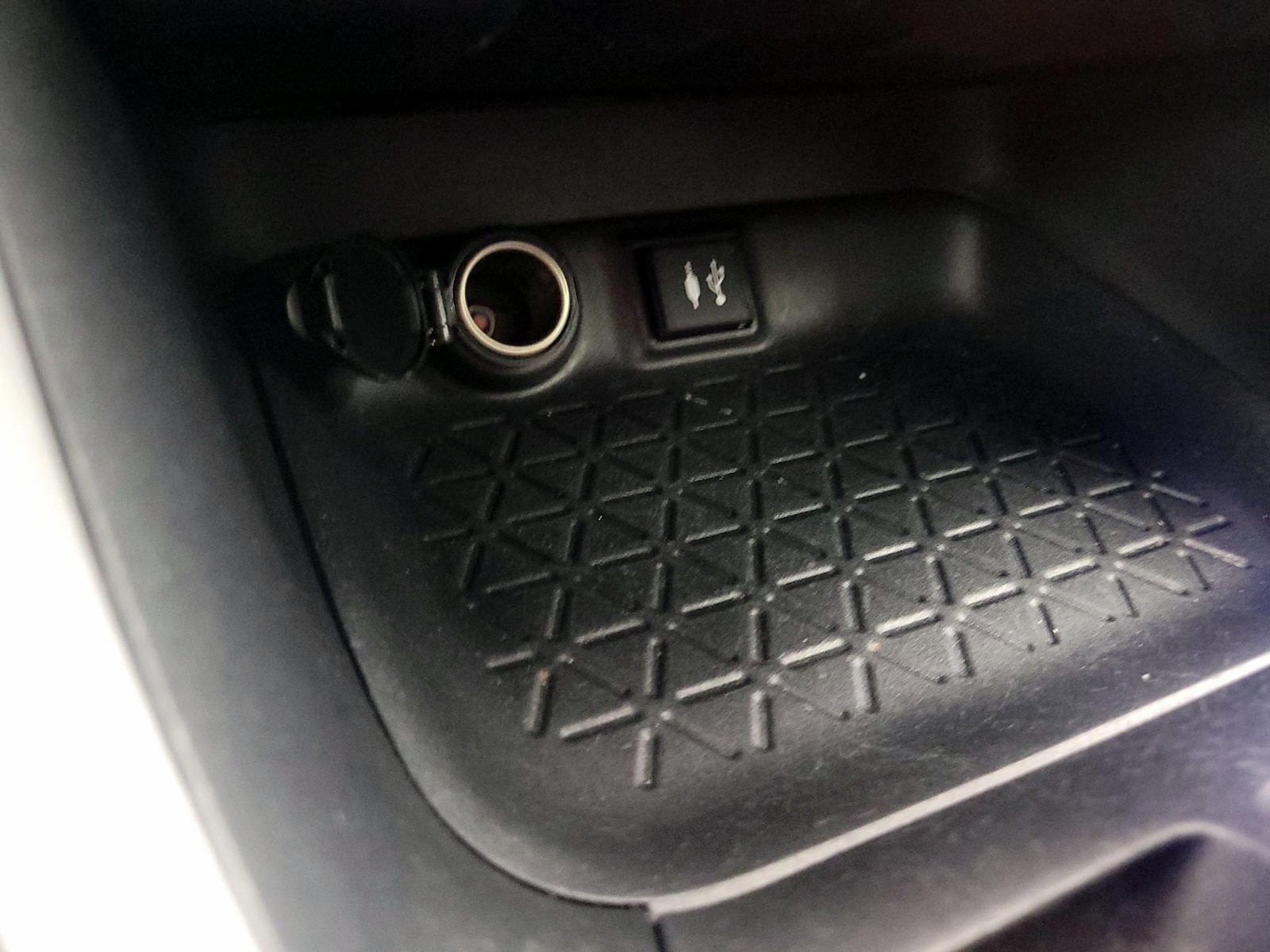 2019 Toyota RAV4 LE - Photo 19