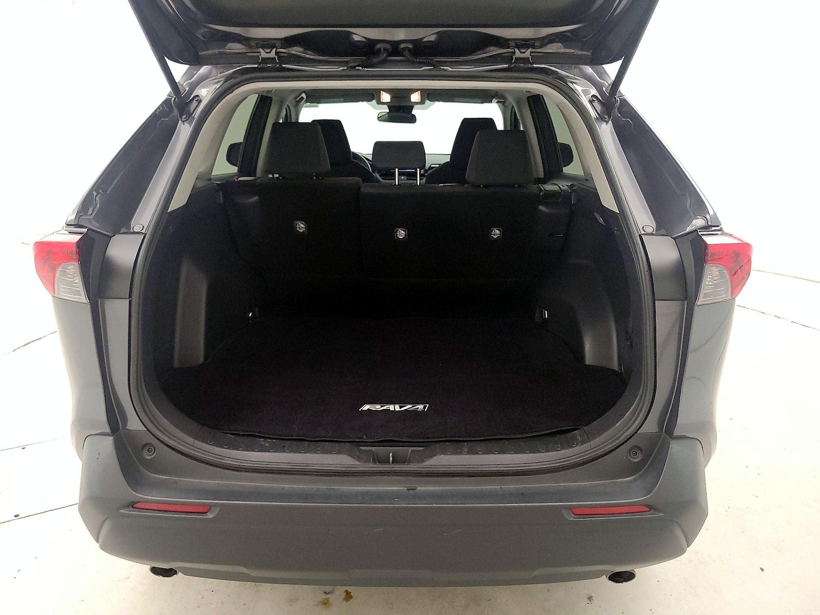 2019 Toyota RAV4 LE - Photo 21