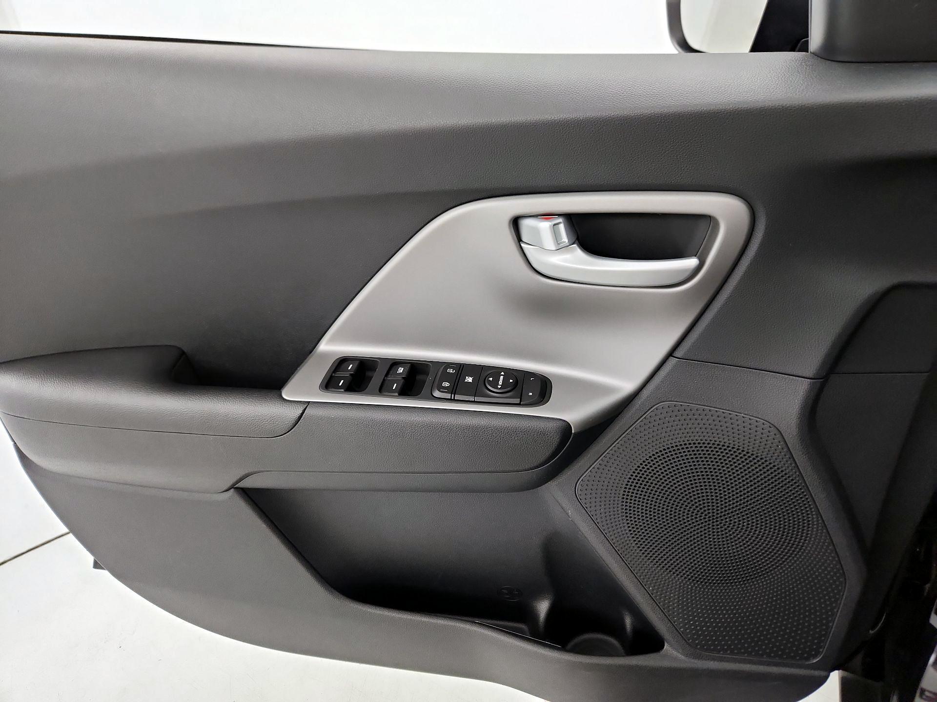 Thumbnail: 2020 Kia Niro - 12