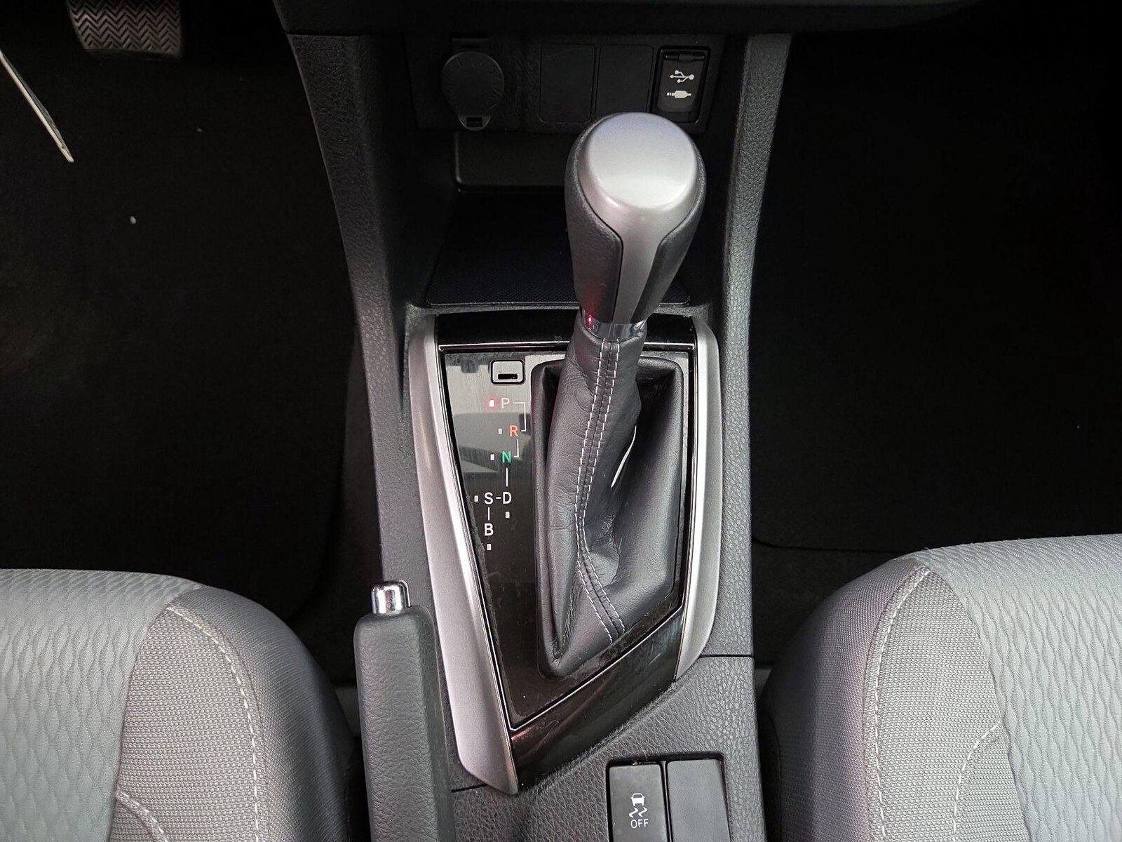 2016 Toyota Corolla LE - Photo 18