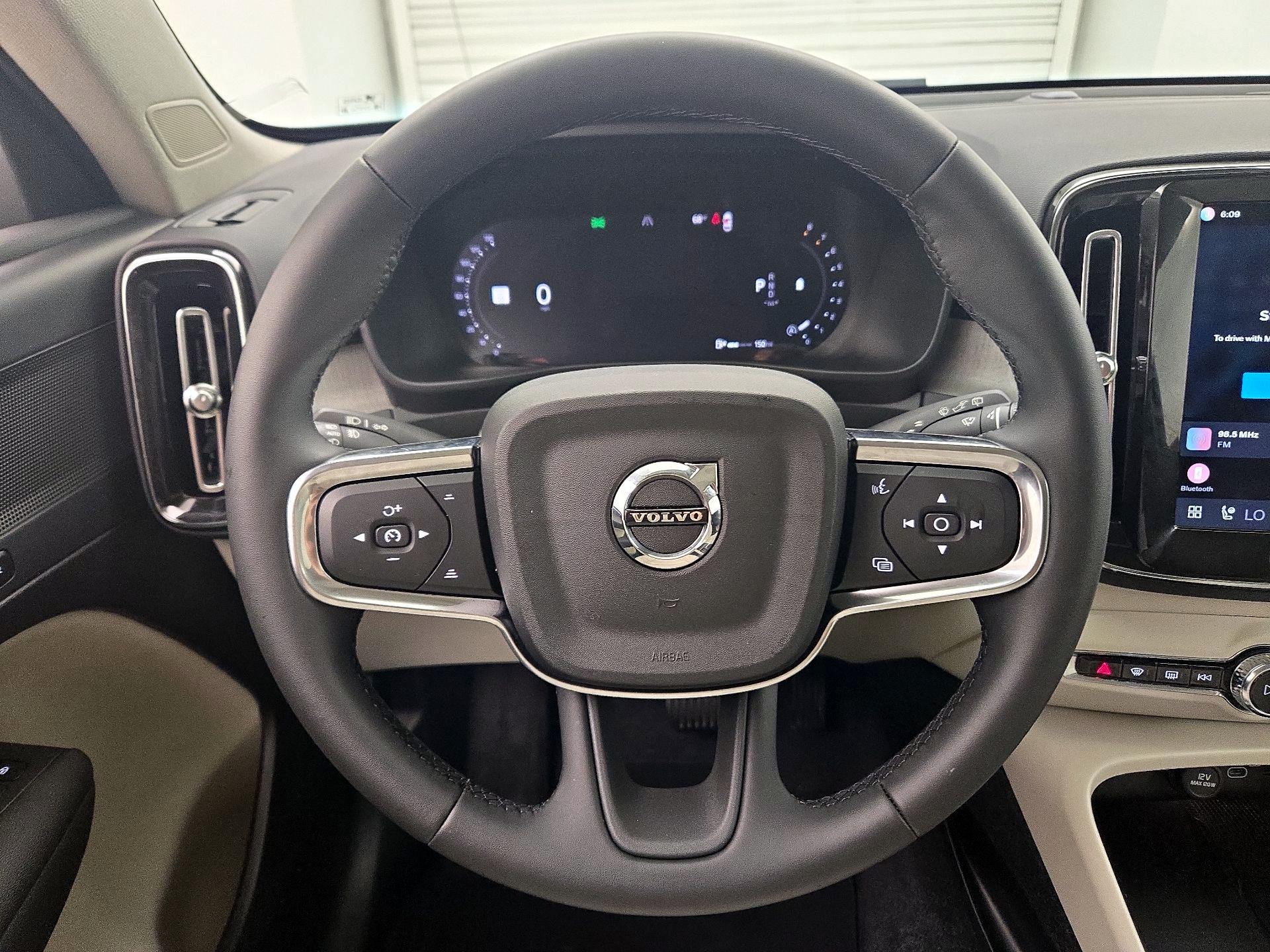 Thumbnail: 2025 Volvo XC40 - 10