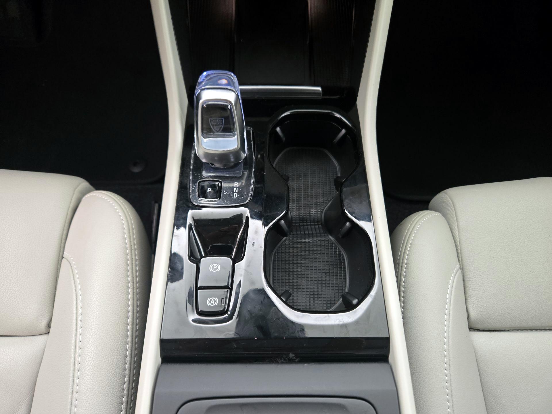 Thumbnail: 2025 Volvo XC40 - 17