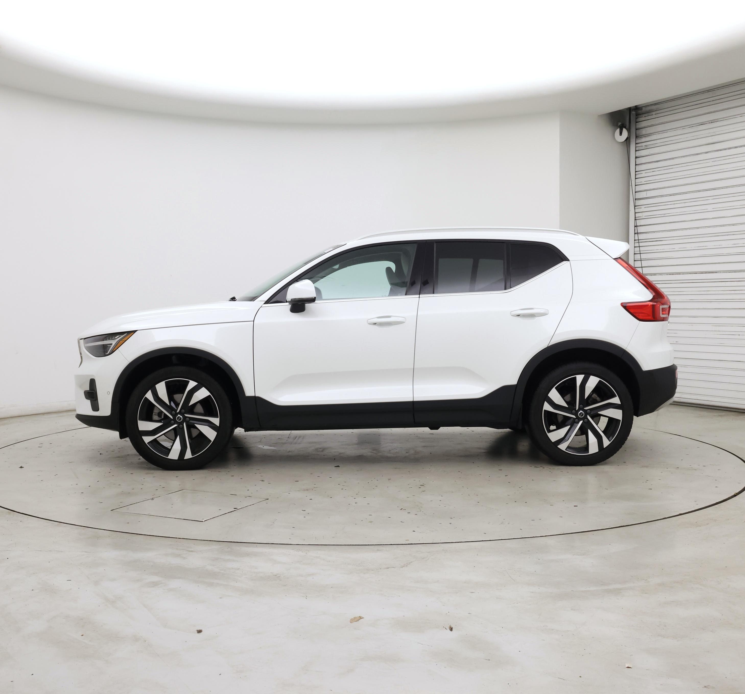 Thumbnail: 2025 Volvo XC40 - 3