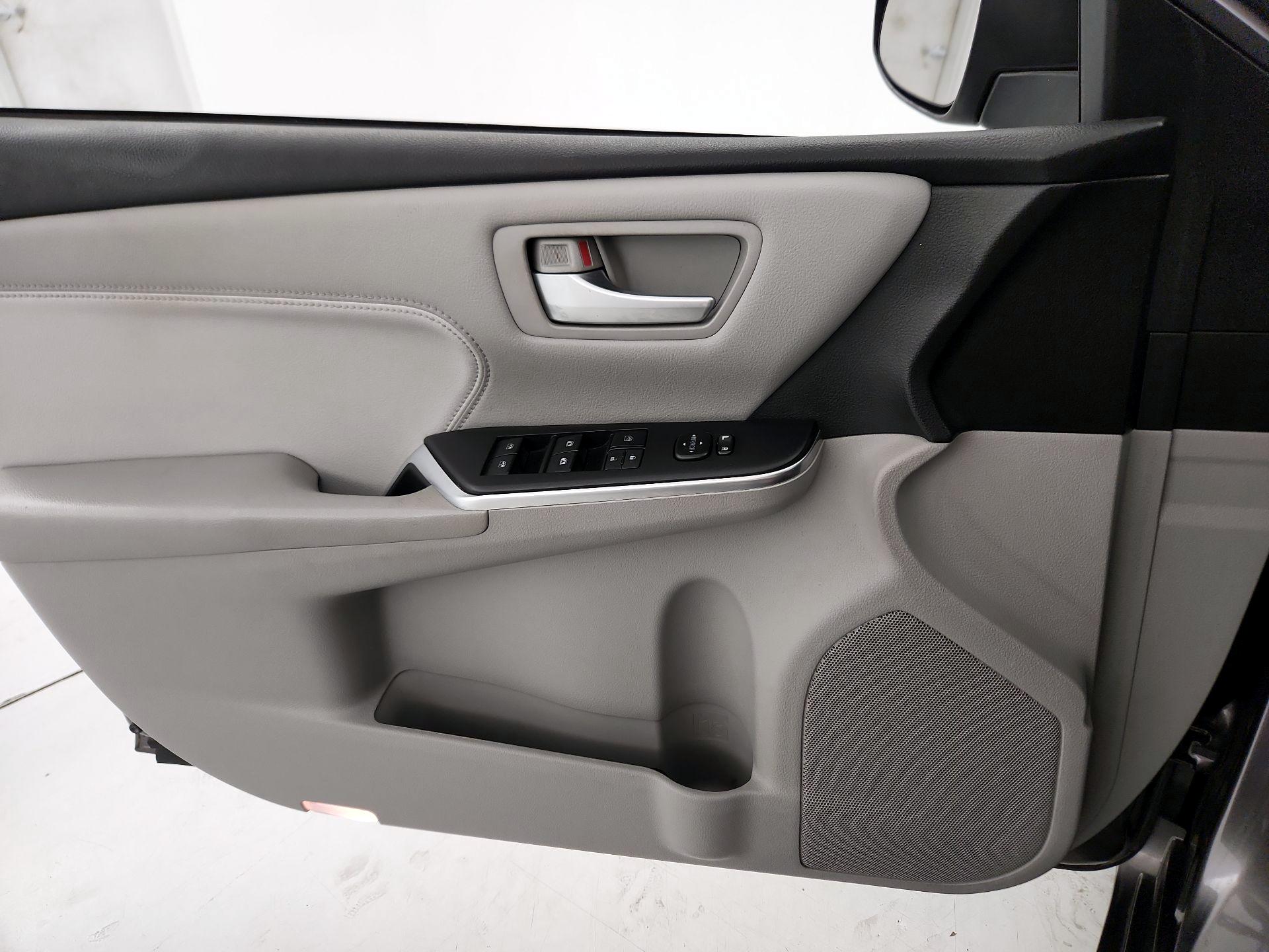 Thumbnail: 2016 Toyota Camry - 12