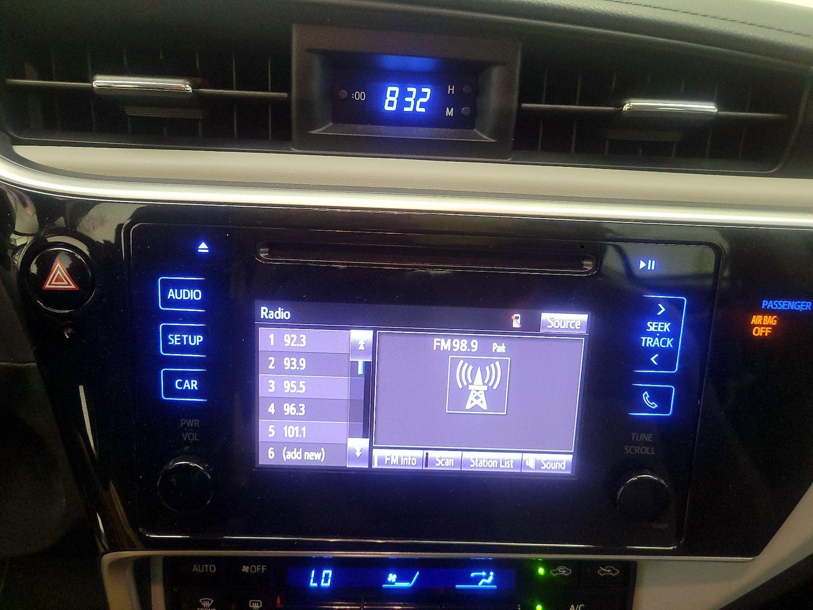 2018 Toyota Corolla LE - Photo 16