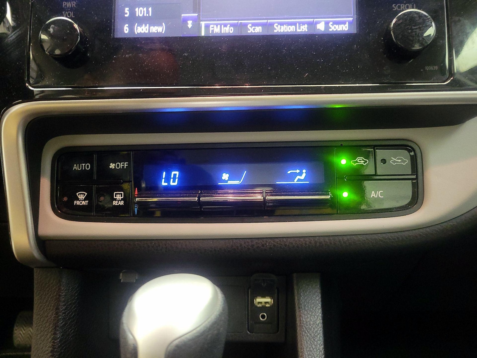 2018 Toyota Corolla LE - Photo 17