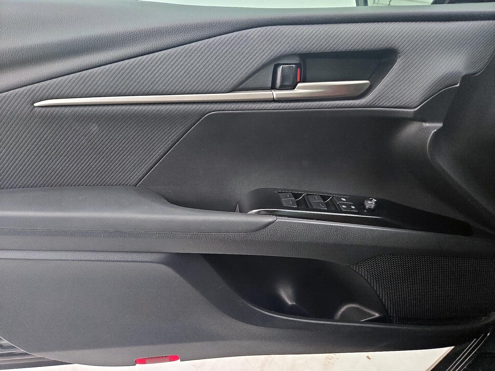 2025 Toyota Camry SE - Photo 13