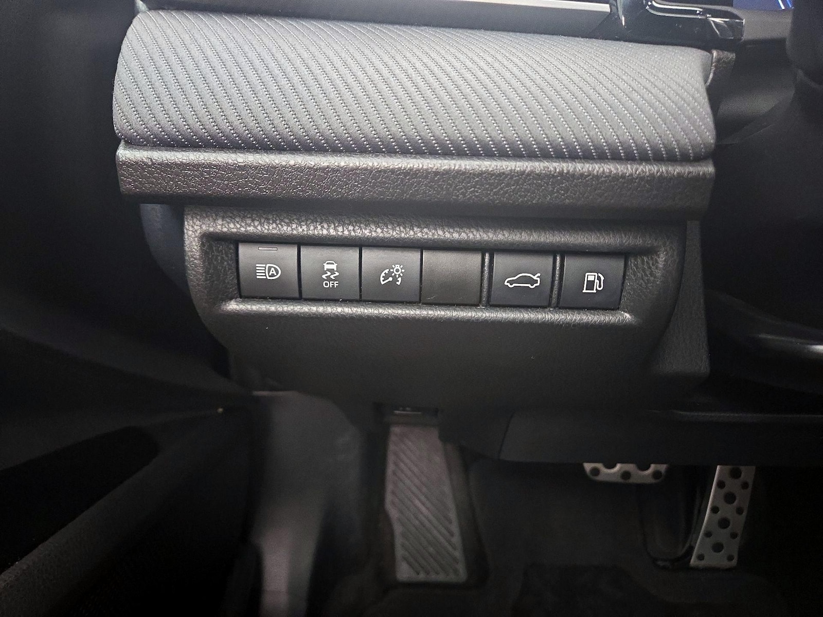 2025 Toyota Camry SE - Photo 14
