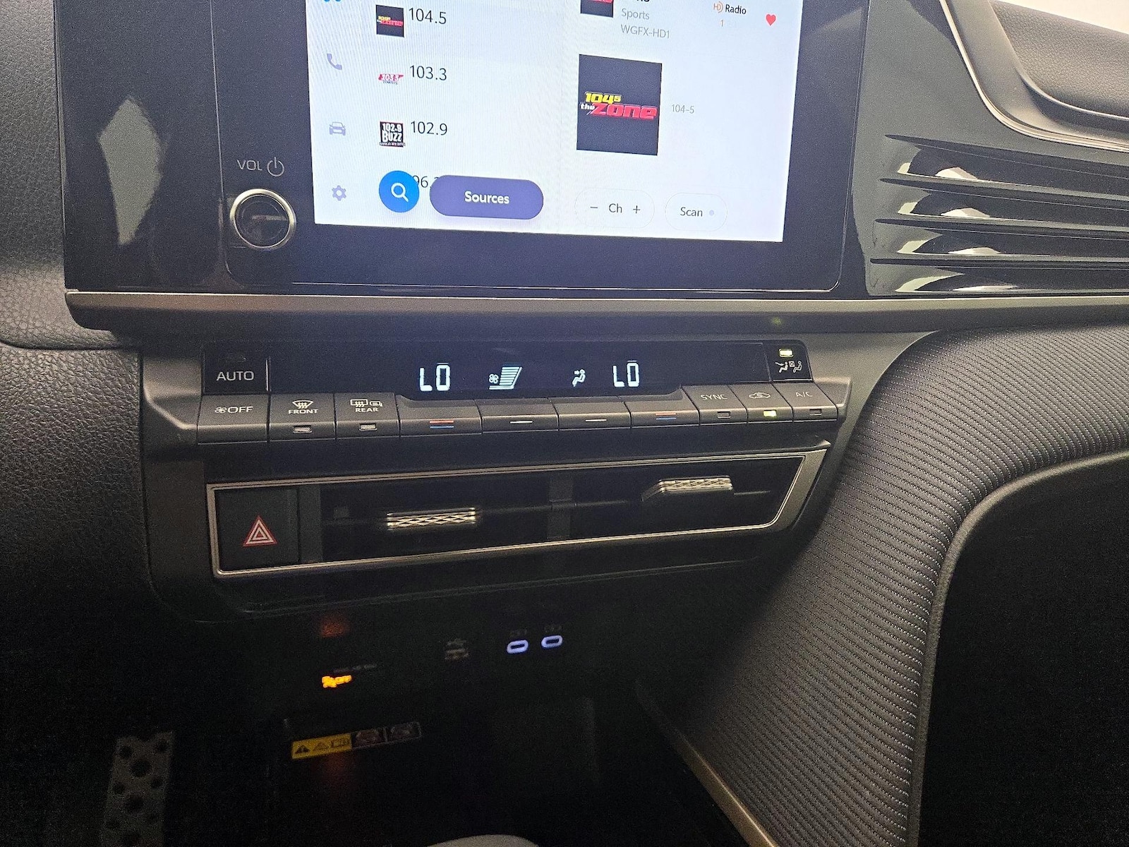 2025 Toyota Camry SE - Photo 18