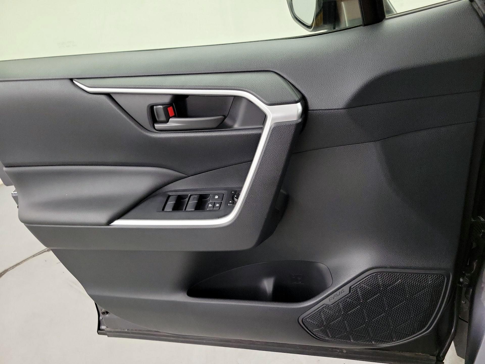 Thumbnail: 2019 Toyota RAV4 - 12