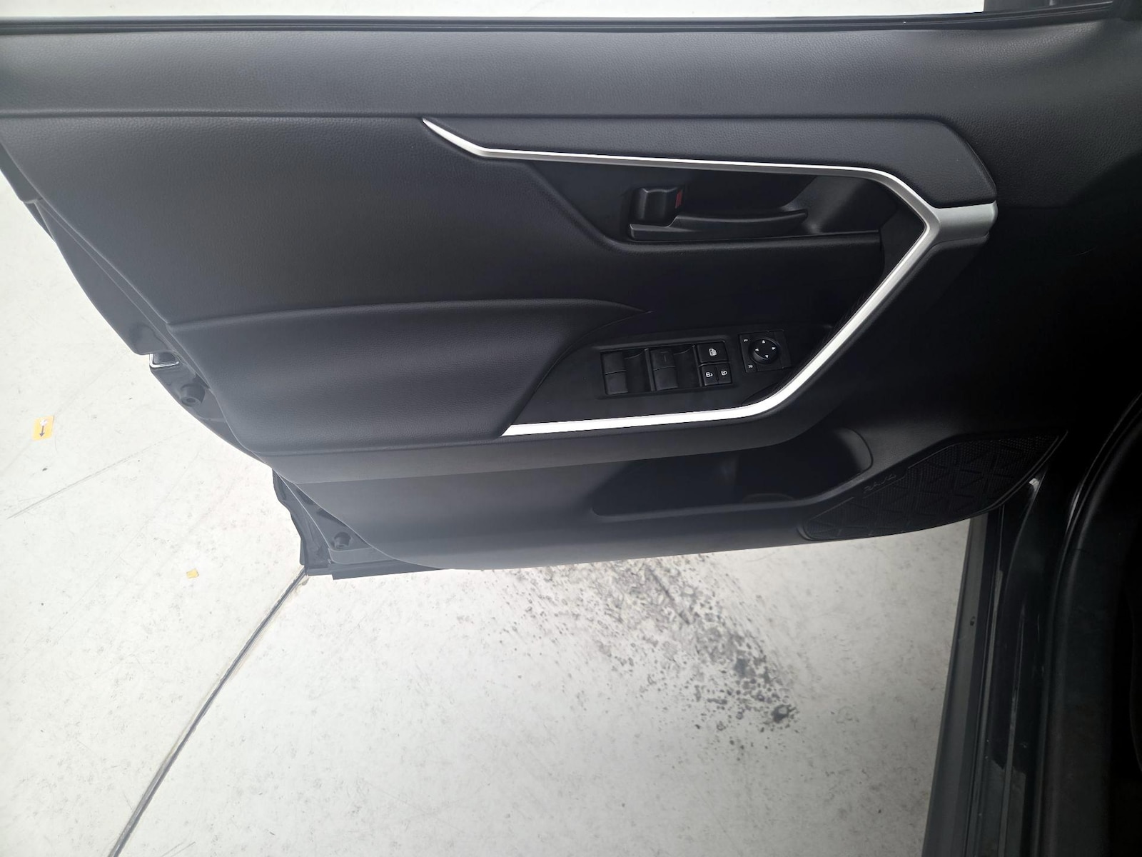 2025 Toyota RAV4 LE - Photo 13