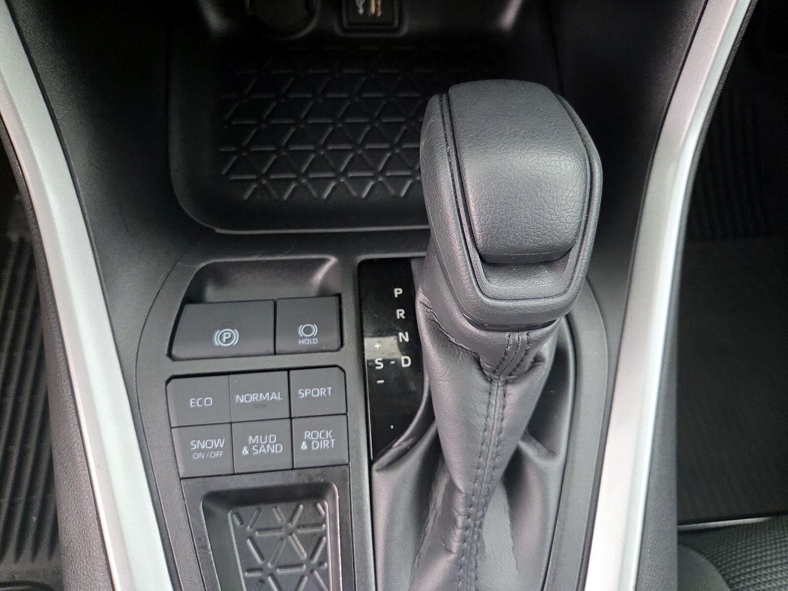 2025 Toyota RAV4 LE - Photo 17