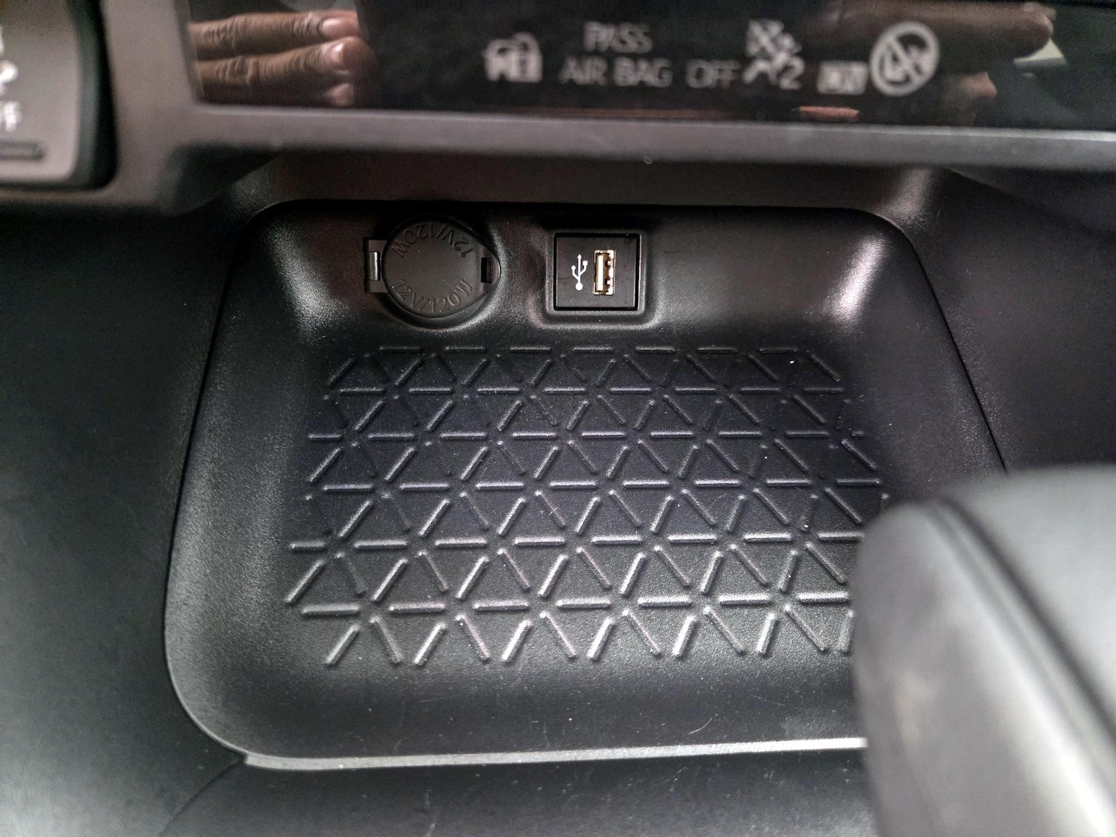 2025 Toyota RAV4 LE - Photo 18