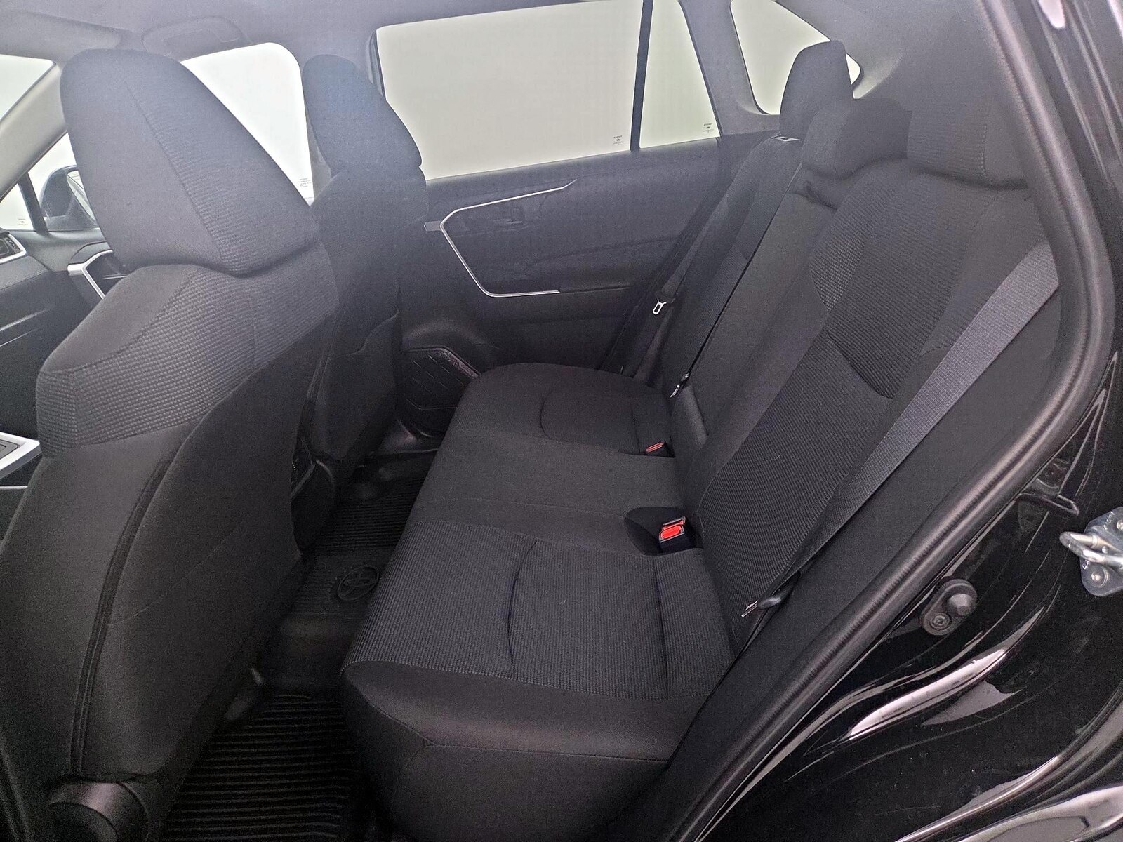 2025 Toyota RAV4 LE - Photo 19