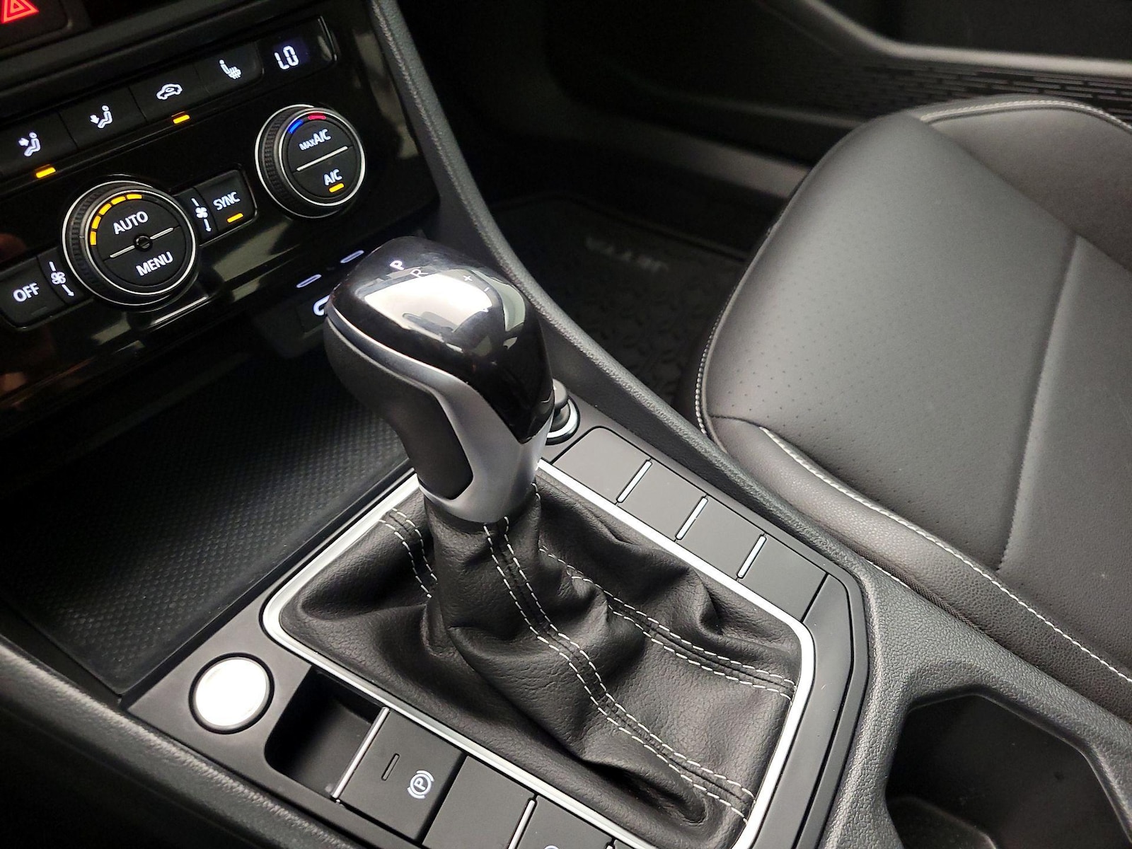 2024 Volkswagen Jetta SE - Photo 18