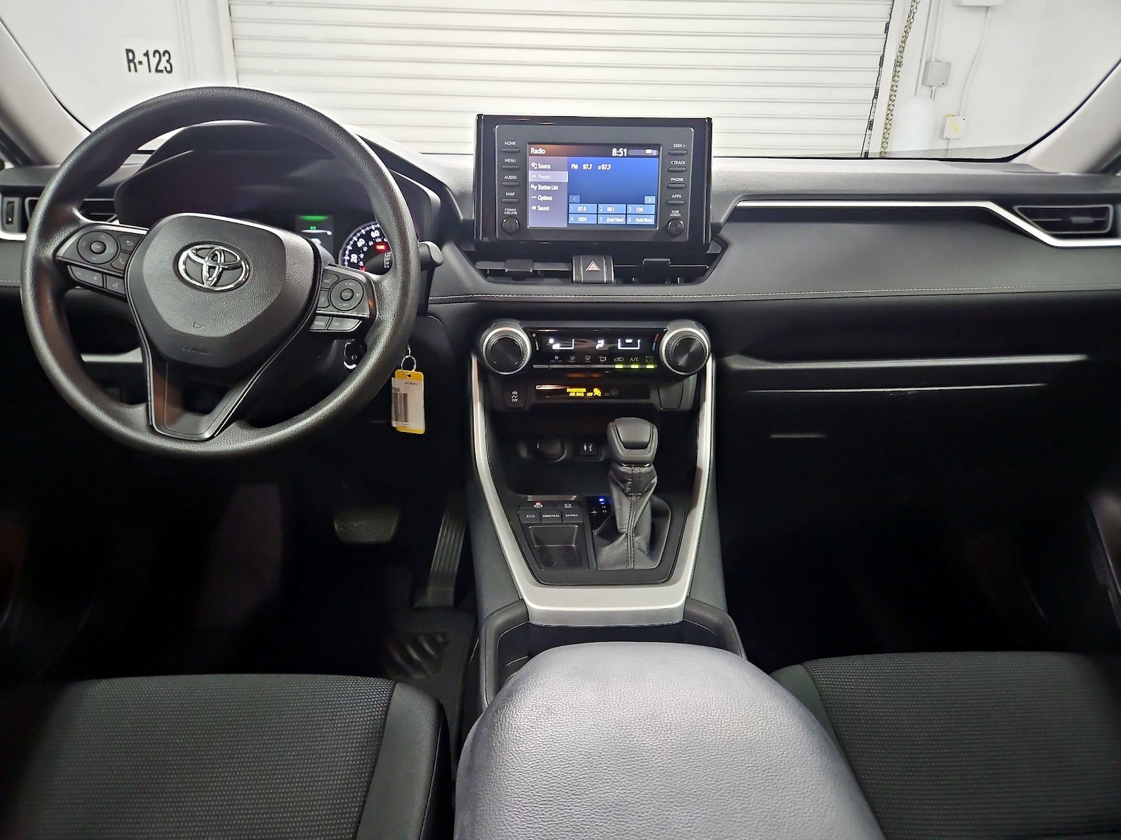 2019 Toyota RAV4 LE - Photo 10