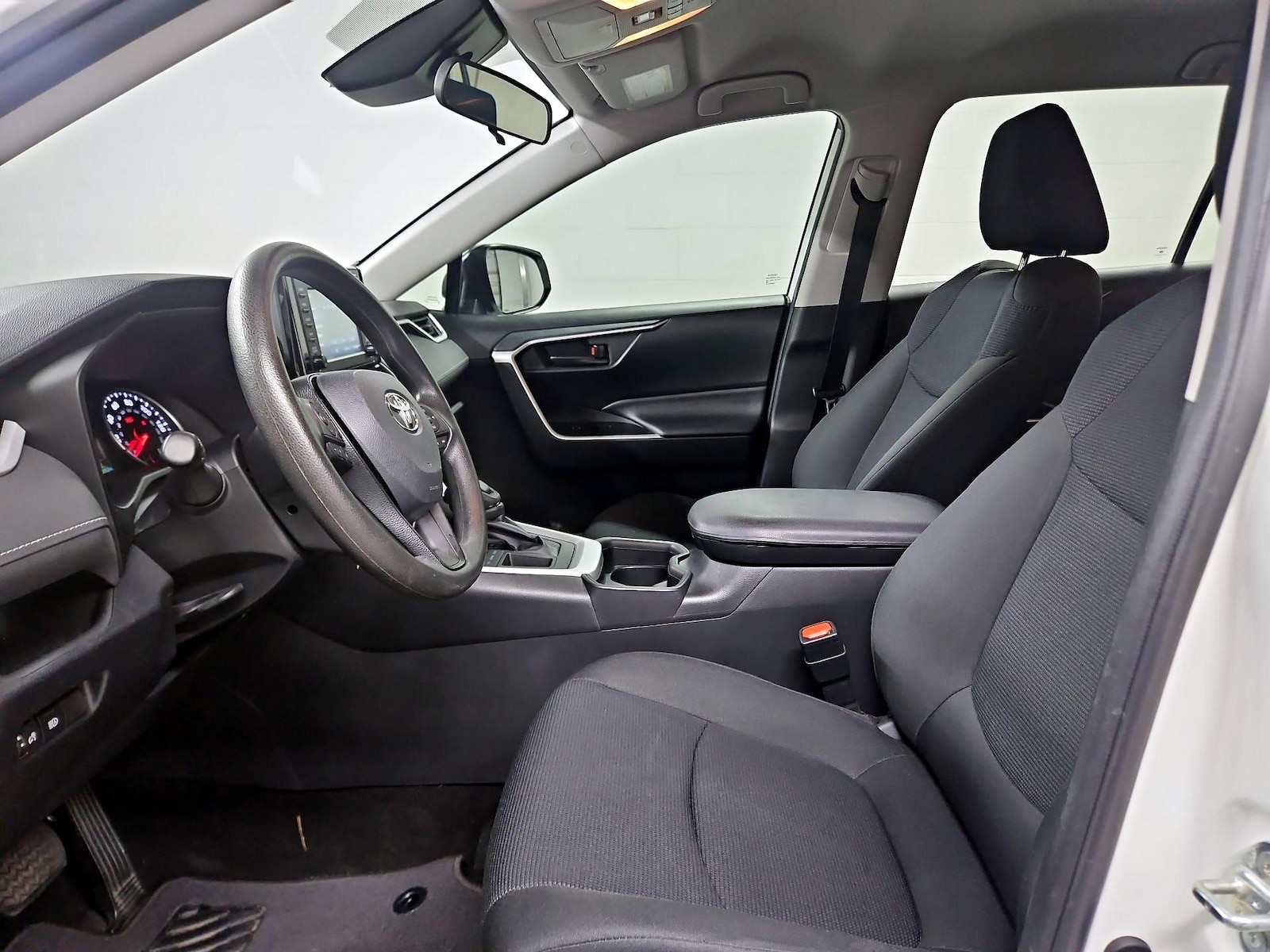 2019 Toyota RAV4 LE - Photo 12