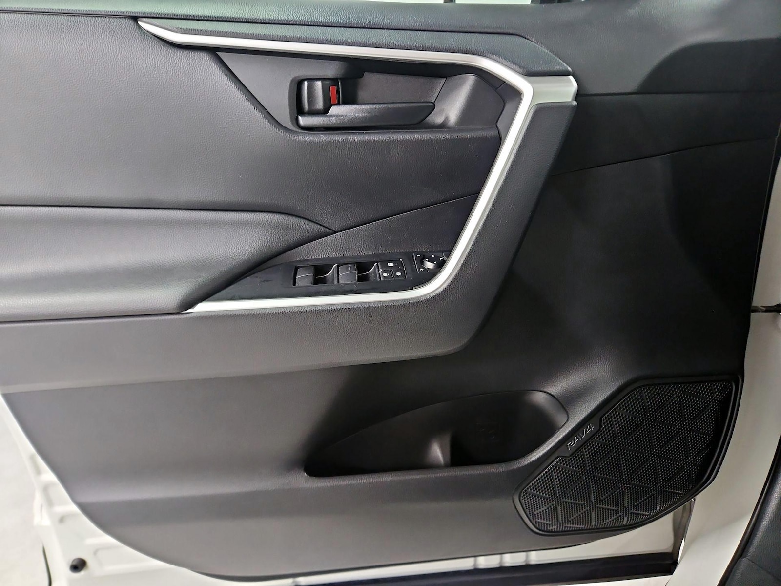 2019 Toyota RAV4 LE - Photo 13