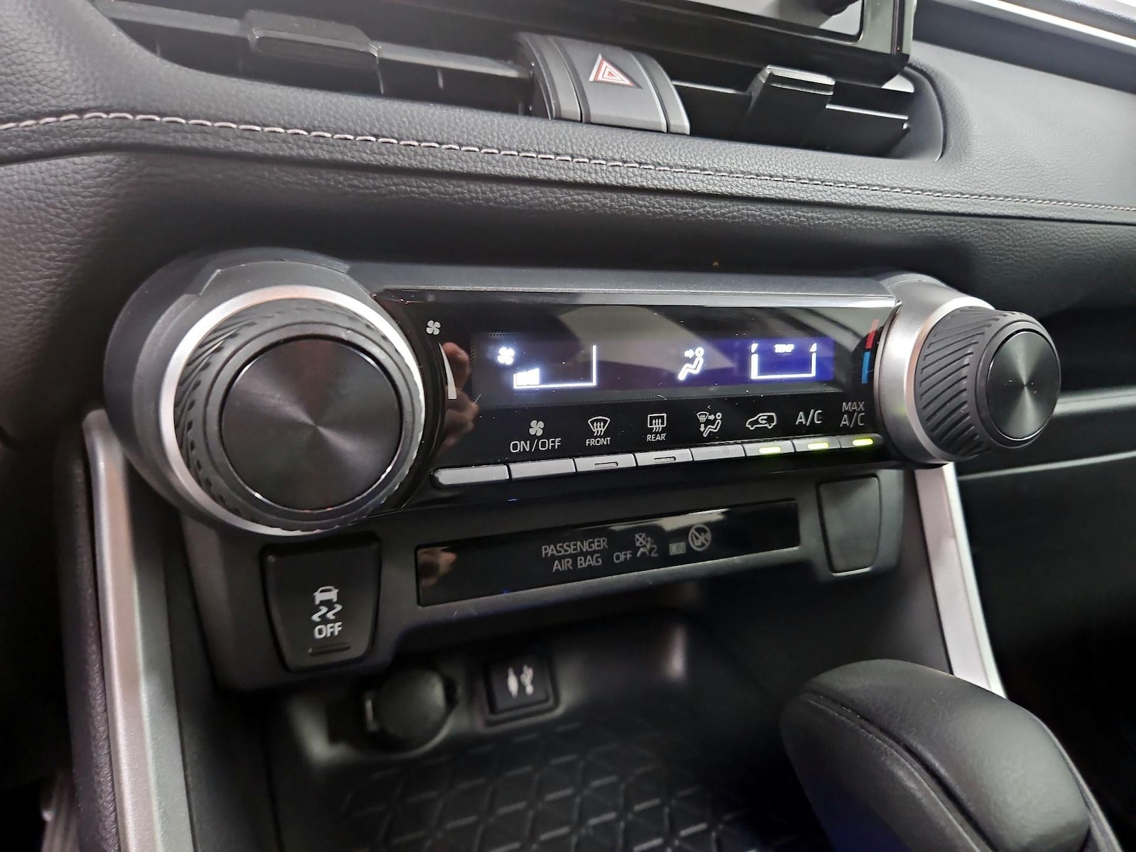 2019 Toyota RAV4 LE - Photo 17