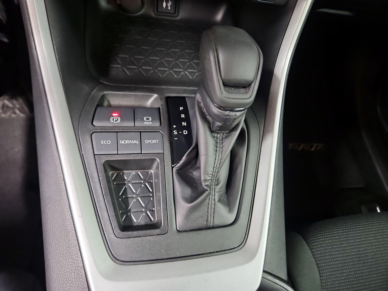 2019 Toyota RAV4 LE - Photo 18