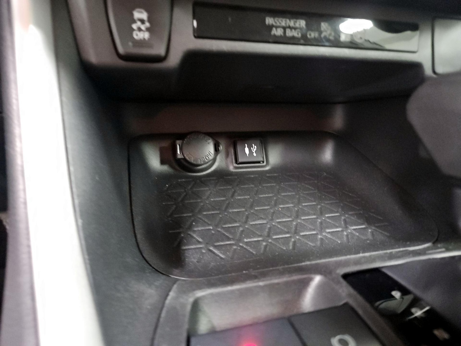 2019 Toyota RAV4 LE - Photo 19
