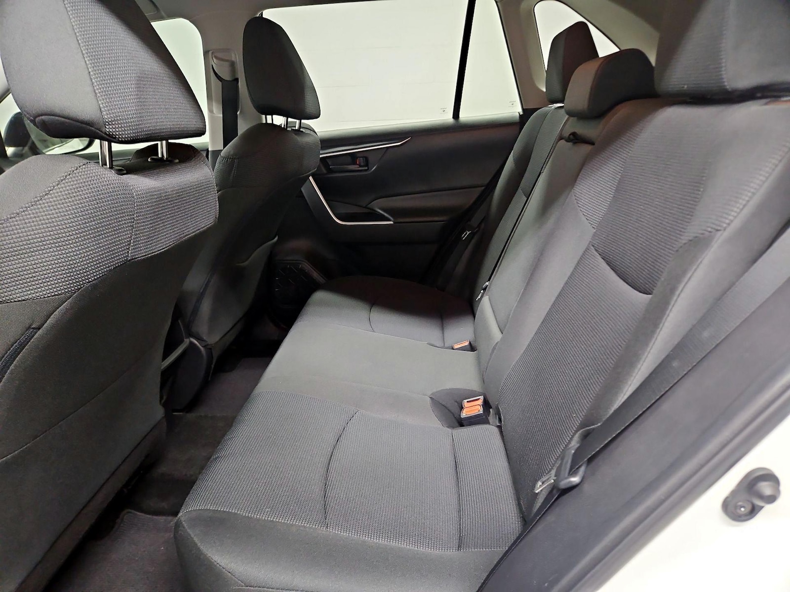 2019 Toyota RAV4 LE - Photo 20