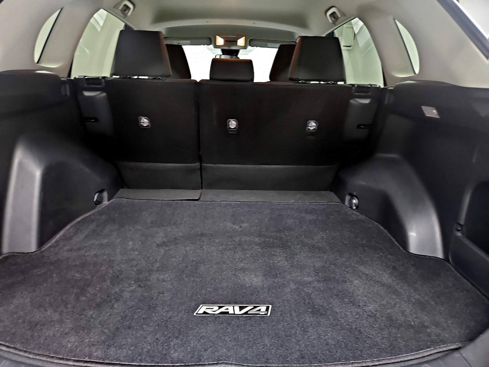 2019 Toyota RAV4 LE - Photo 21