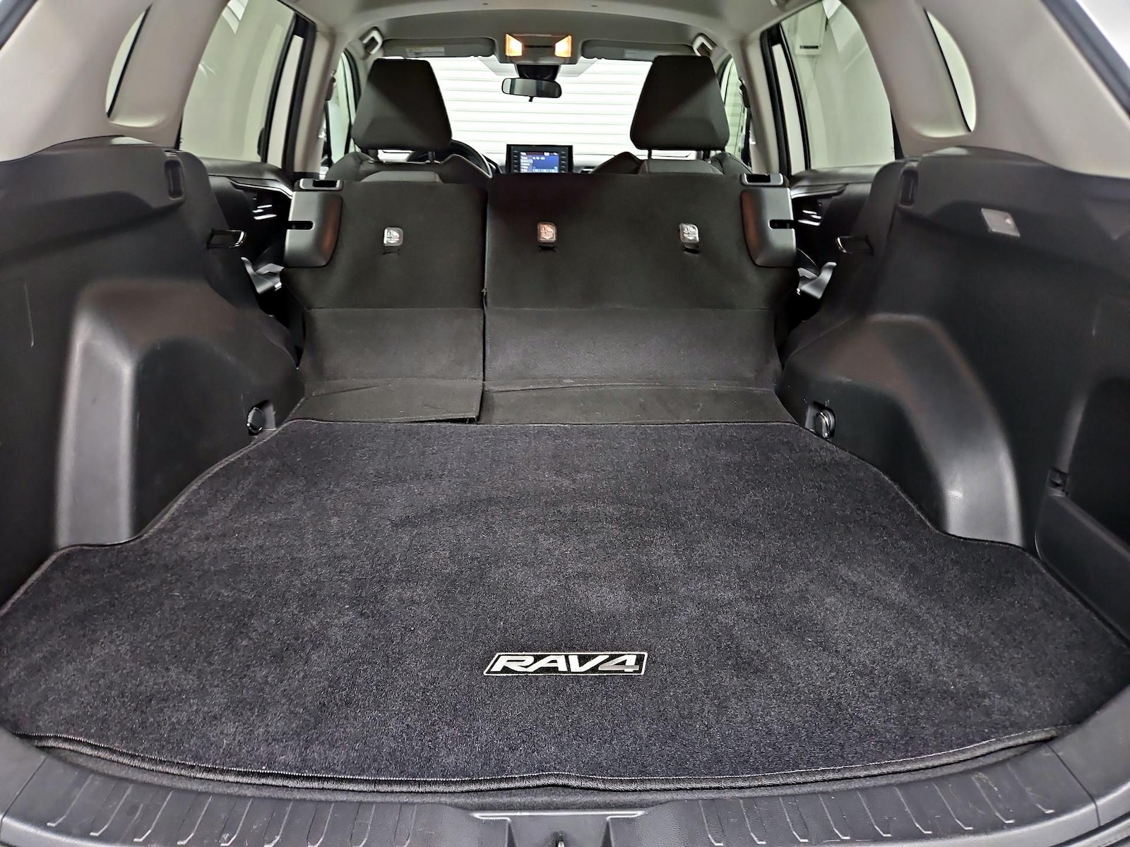 2019 Toyota RAV4 LE - Photo 22
