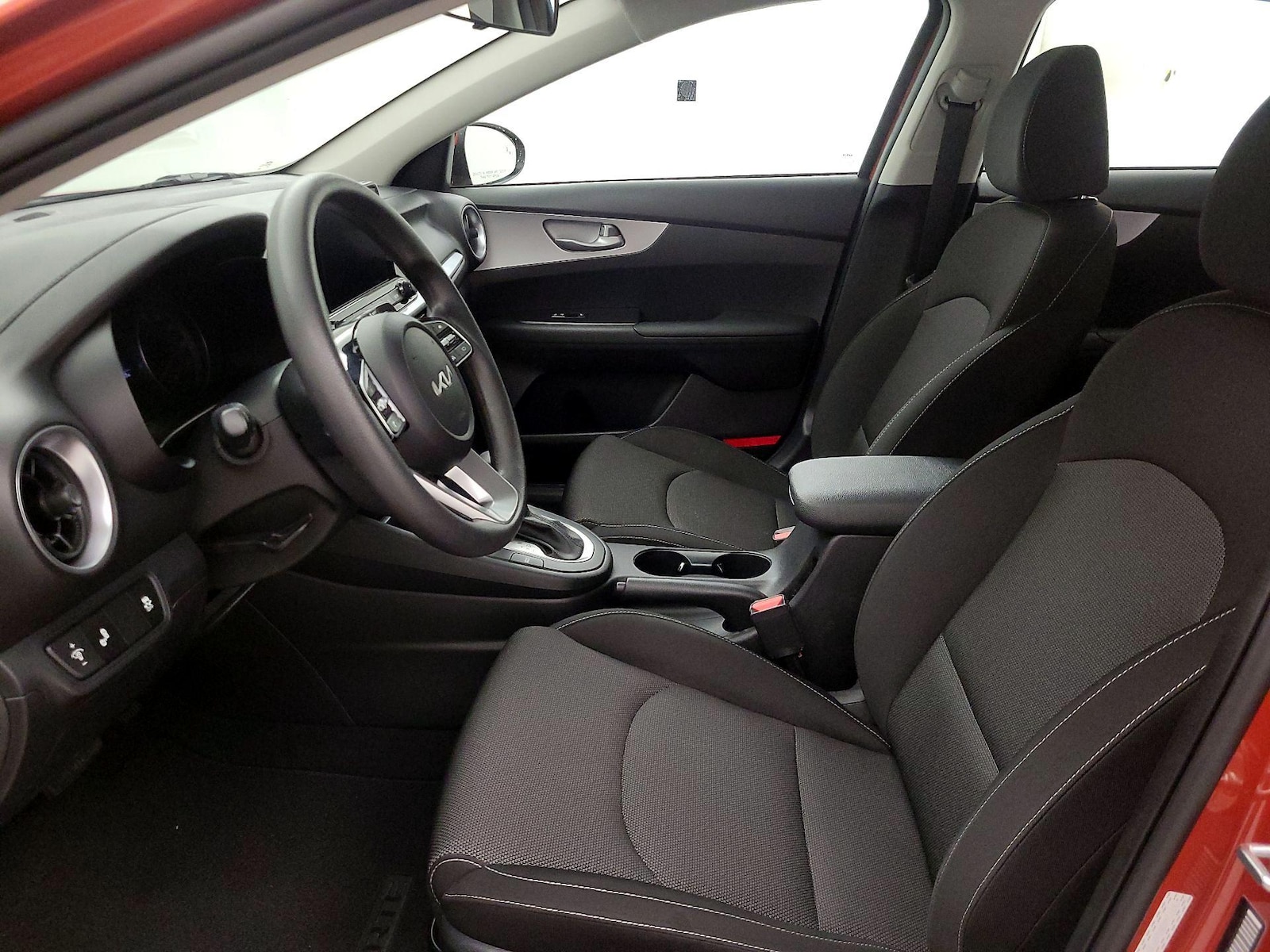 2024 Kia Forte LXS - Photo 12