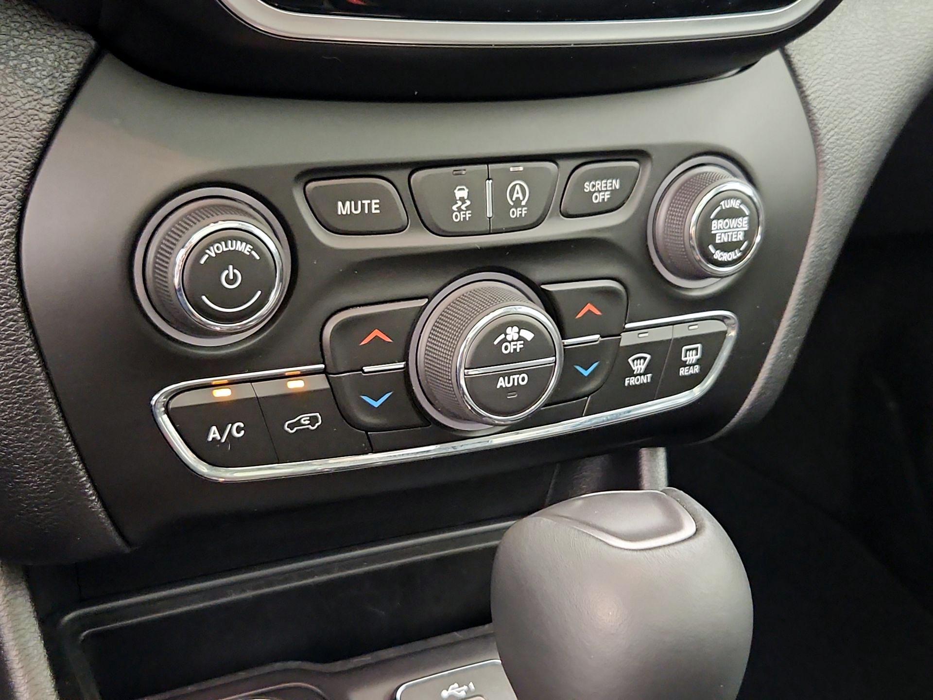 Thumbnail: 2020 Jeep Cherokee - 17