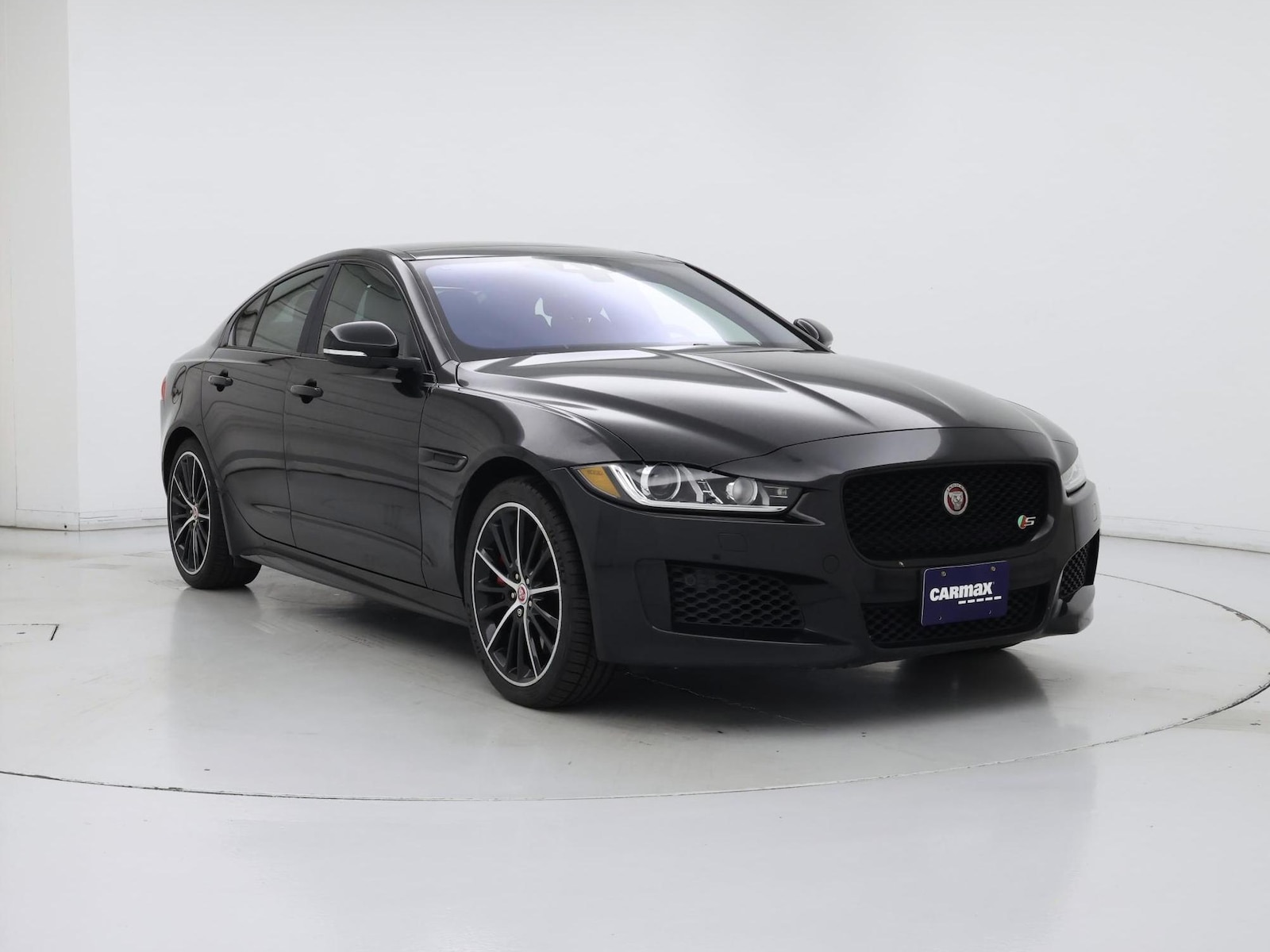 2019 Jaguar XE S - Photo 2