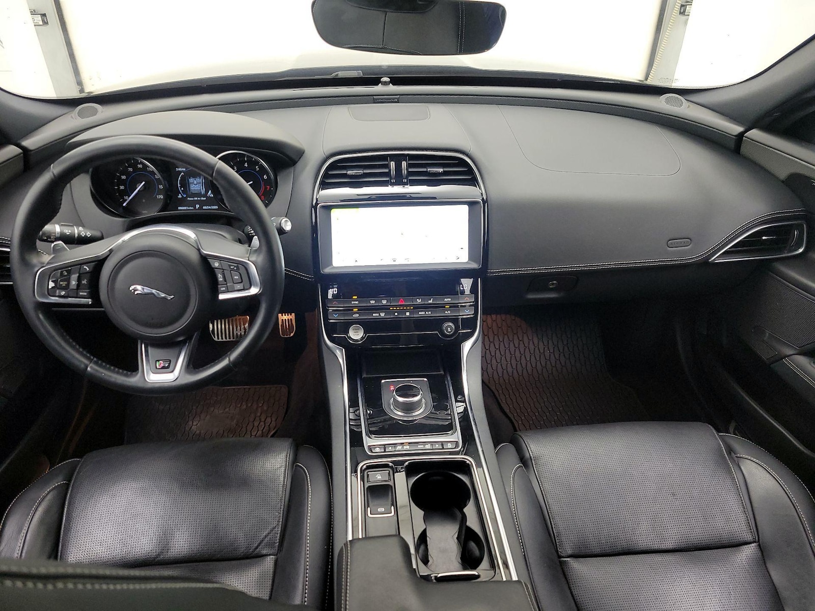 2019 Jaguar XE S - Photo 10