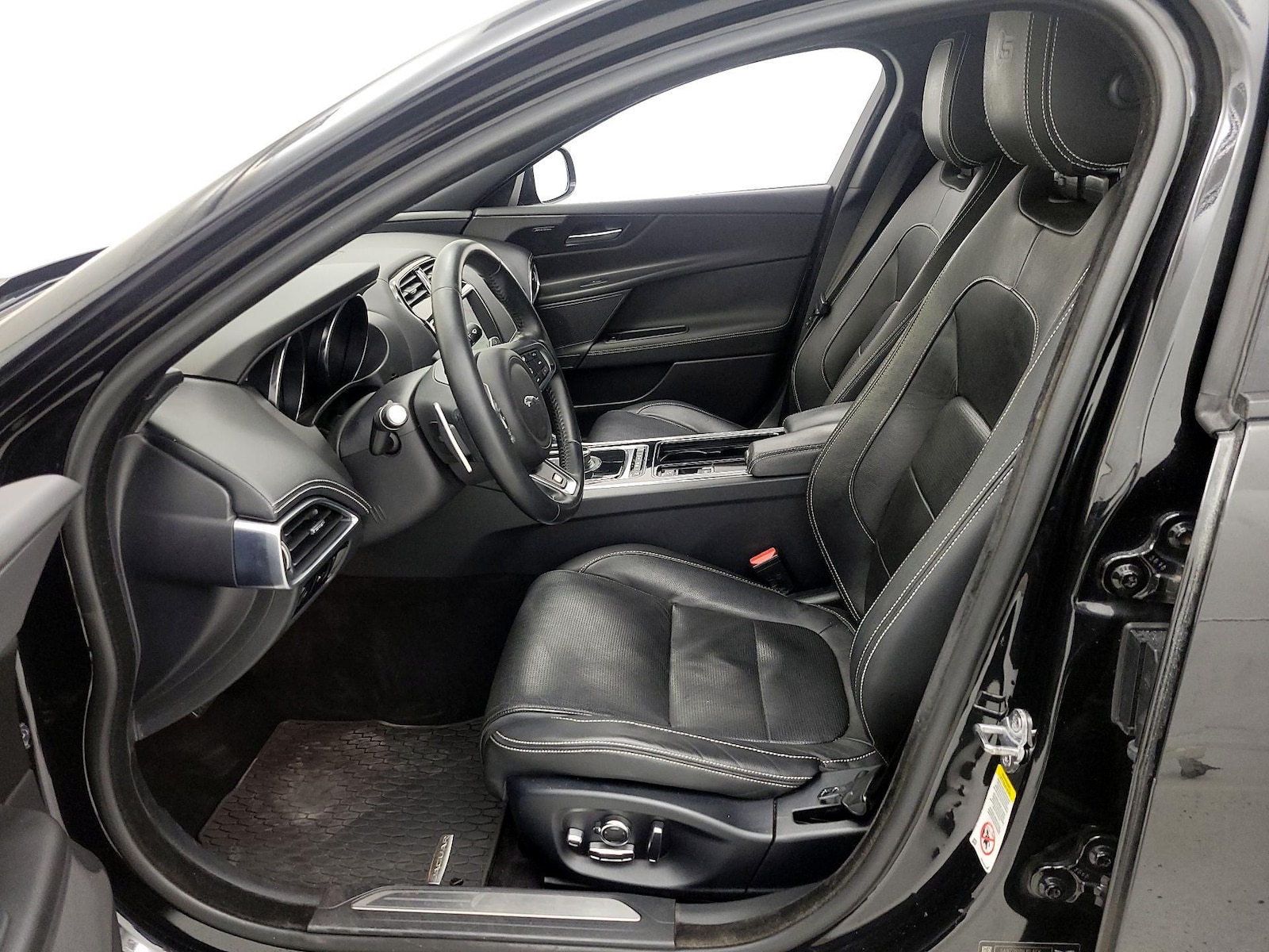 2019 Jaguar XE S - Photo 12