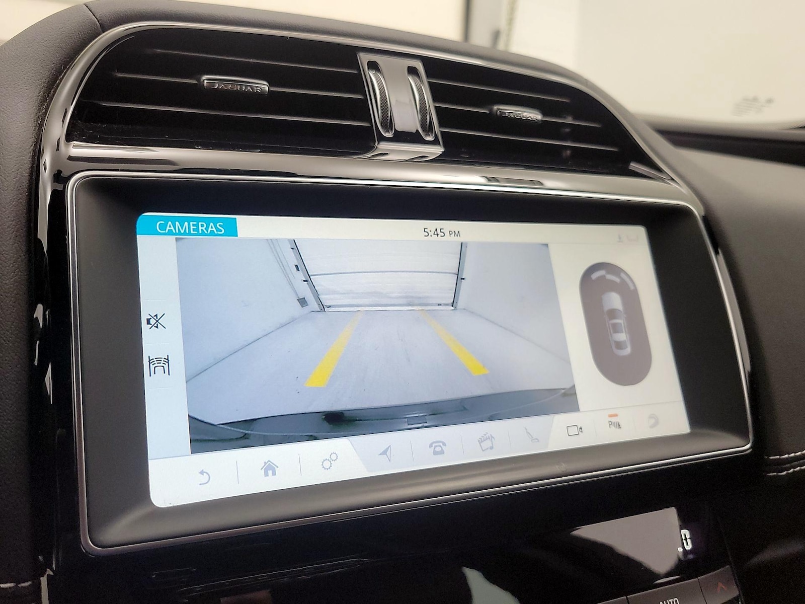 2019 Jaguar XE S - Photo 16