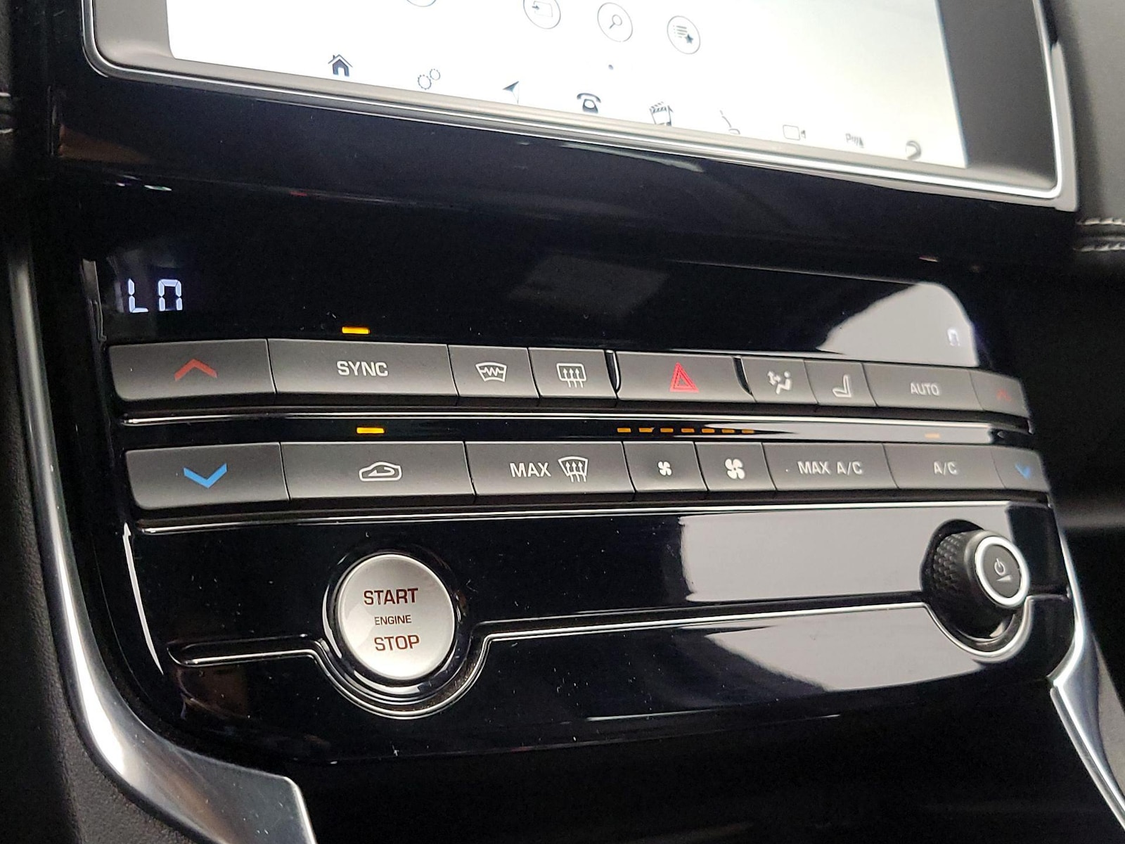 2019 Jaguar XE S - Photo 18
