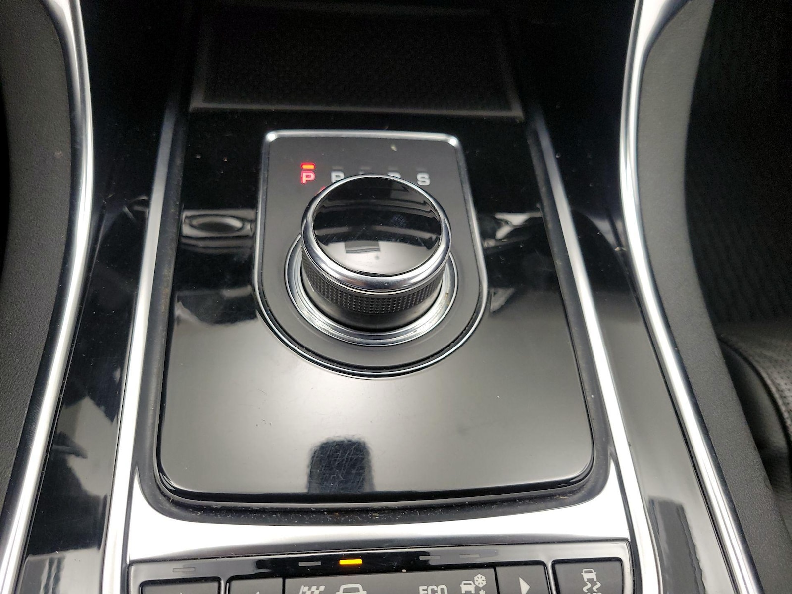 2019 Jaguar XE S - Photo 19