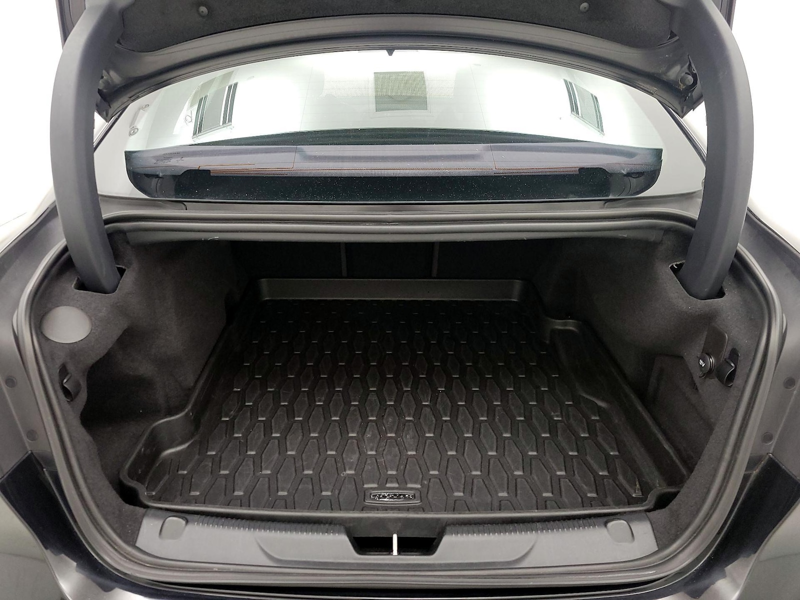 2019 Jaguar XE S - Photo 23