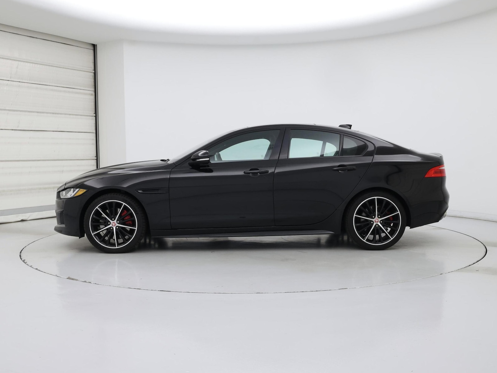 2019 Jaguar XE S - Photo 4