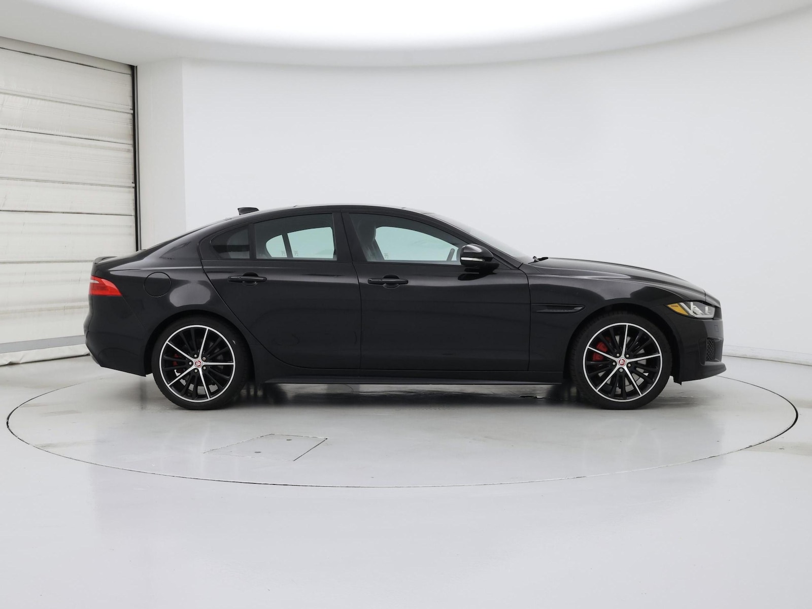 2019 Jaguar XE S - Photo 8