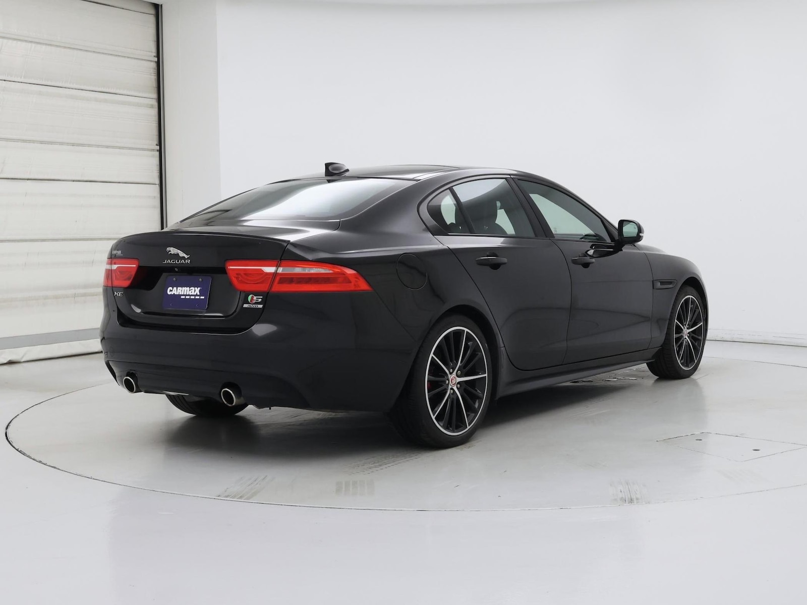 2019 Jaguar XE S - Photo 9