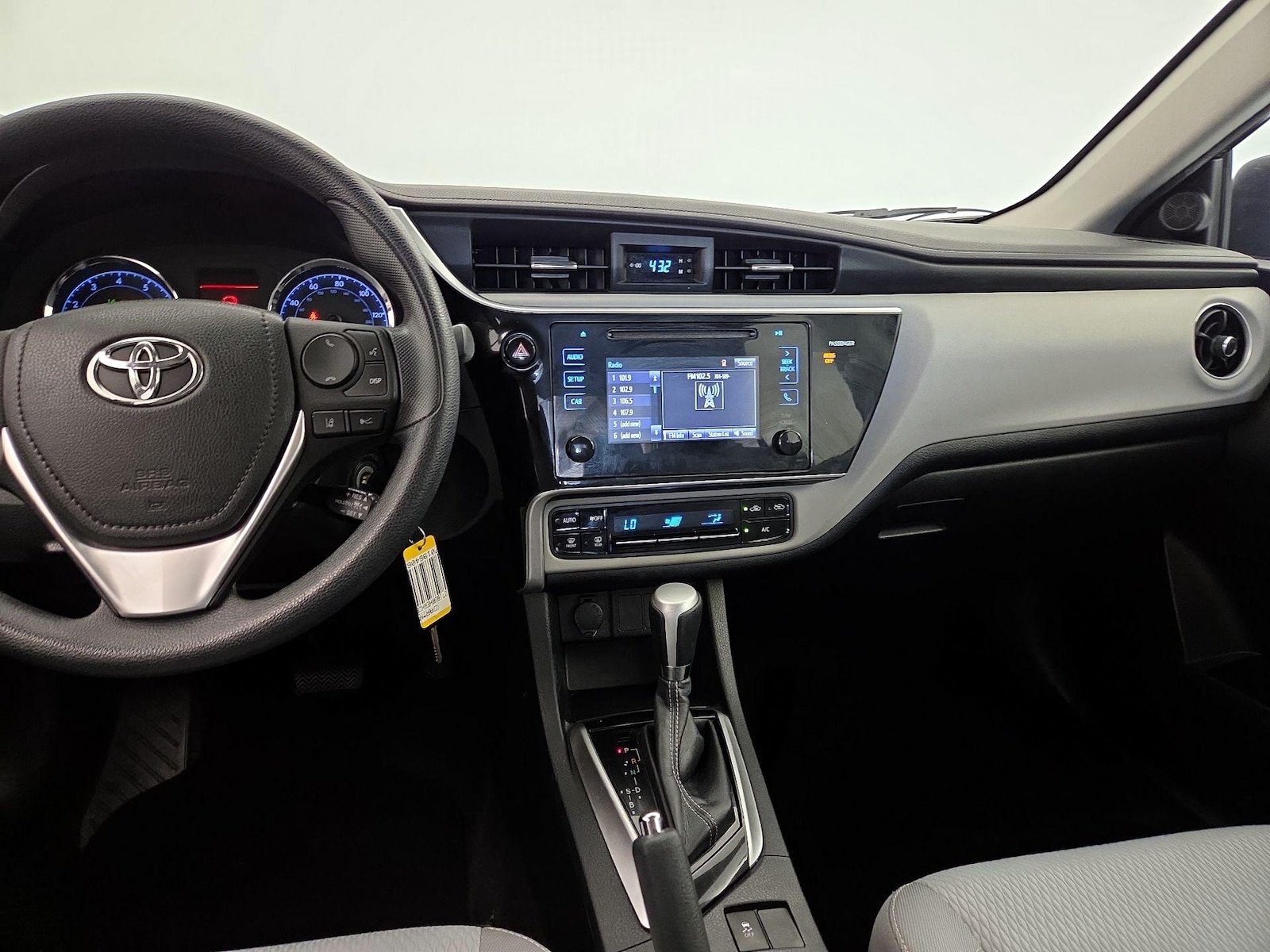 2017 Toyota Corolla LE - Photo 10