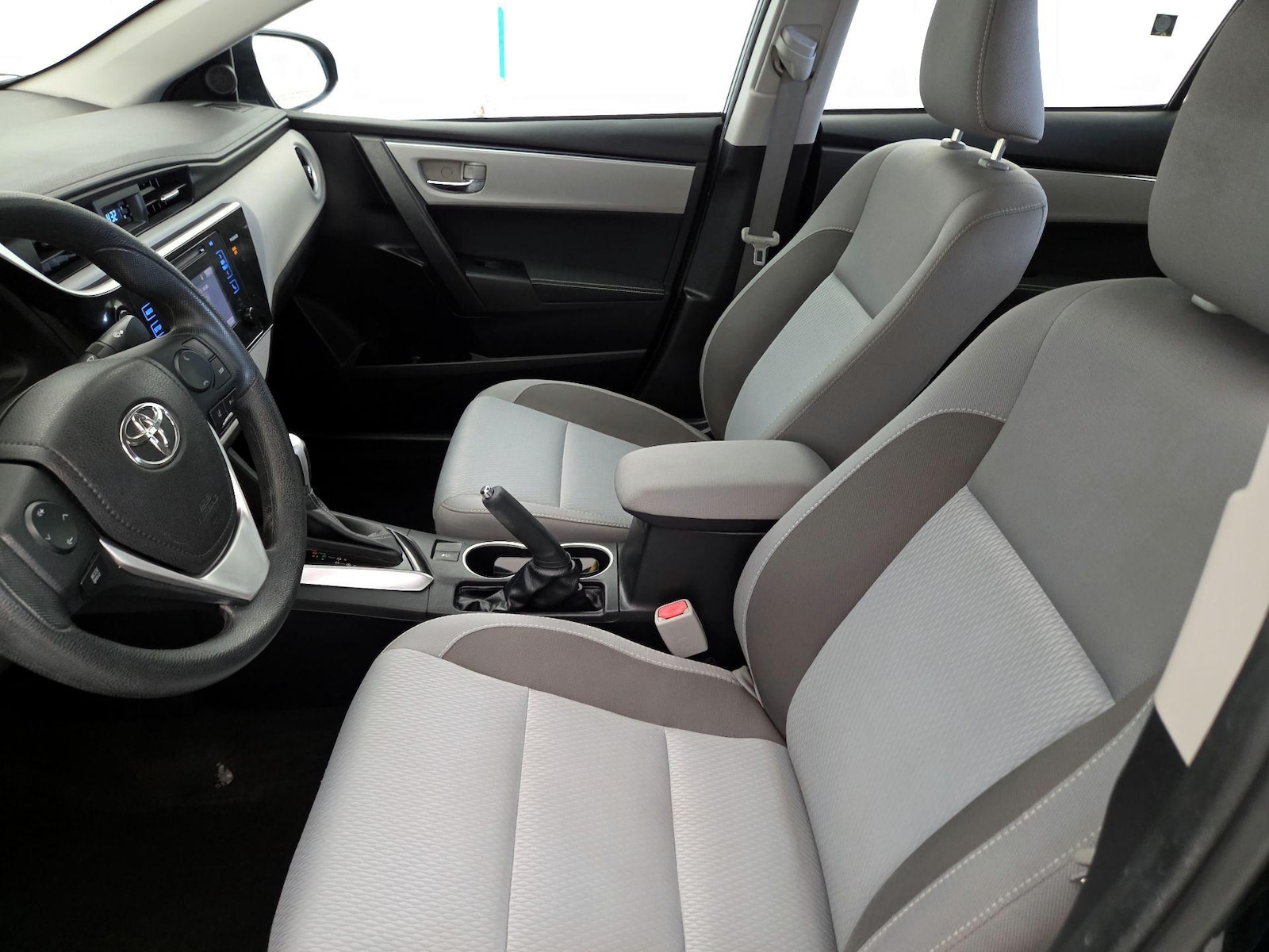 2017 Toyota Corolla LE - Photo 12