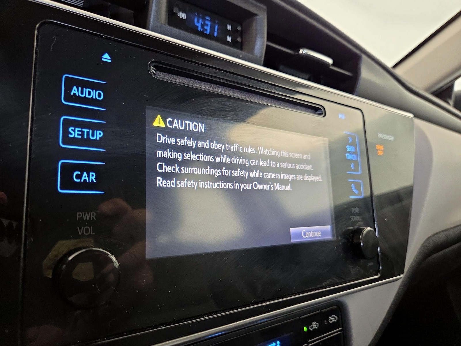 2017 Toyota Corolla LE - Photo 16