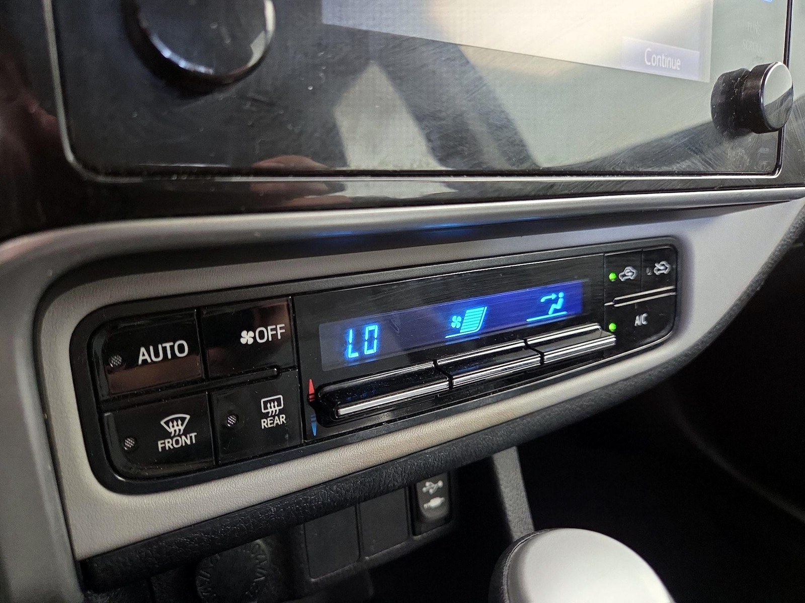 2017 Toyota Corolla LE - Photo 17